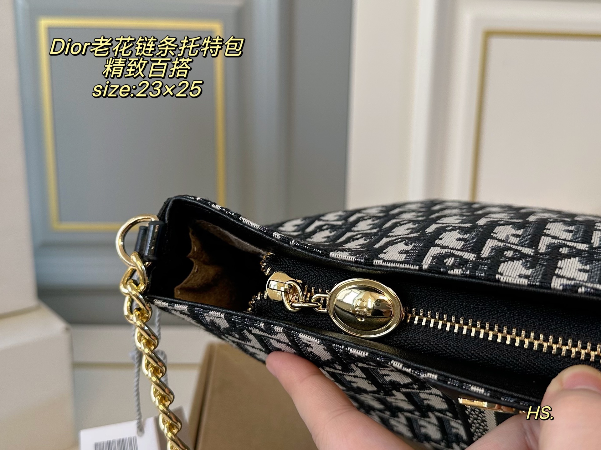 P115（无盒） size：23&times;25 DIOR迪奥新款老花链条托特包❤️ 全面包身布满精致刺绣～ 立体的全刺绣具有纹理感～ 配织物宽肩带，可斜挎可手提 空间超可，满足日常出行‼️