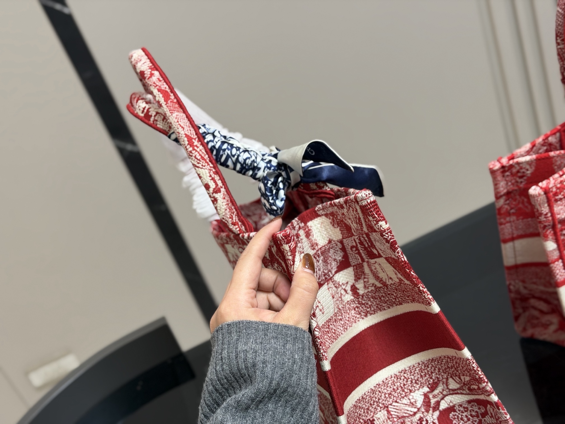 &yen;180 配盒丝巾 Dior 原版布提花 Dior book tote今年最喜欢的一款购物袋 tote我用的次数最多的包 迪奥因为容量超级大 不管什么东西都向里面放 当然凹造型也是必须有 尺寸:中号36cm