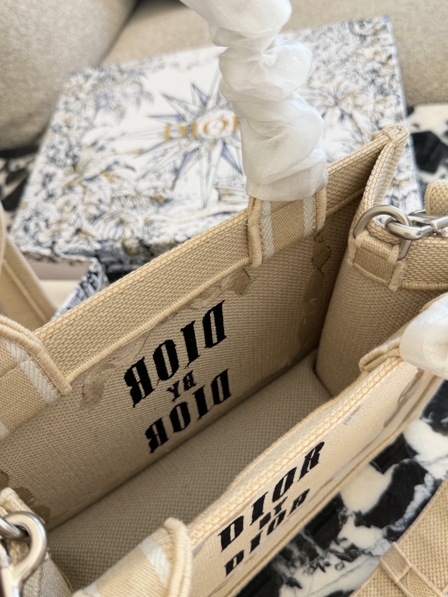 p200p235 顶级原单 从经典Book Tote的新面貌，到带有复古质感的斜挎包、手拿包，每一款都融合了迪奥的高雅基因与Jonathan Anderson独有的创意视角。 在保留品牌标志性廓形的基础上，注入更轻盈、更具功能性的细节设计。小型手袋则以层次感织物与全新迪奥LOGO提升辨识度，展现刚柔并济的现代风格。 25cm36cm配盒子