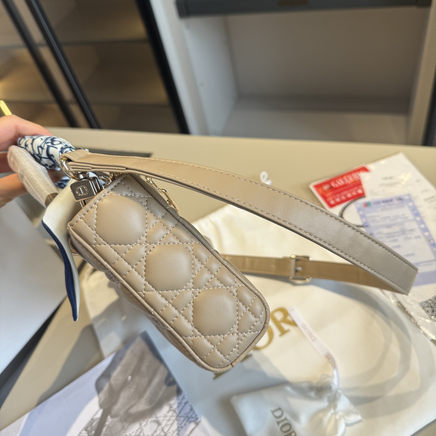 🅿️205～🅿️225～🅿️235✅新品推荐🔜 顶级货🔥赠送原版星星挂件🌟赠送原版丝巾‼️DIOR迪奥专柜同款小羊皮菱格💎横版戴妃包👍配长短两条肩带👍Lady Dior彰显品味！走到哪都是回头率👍采用顶级复刻原版五金！品质堪比正品！🎁原版折叠礼盒包装（size：迷你16.5*10 小号22*11 大号26*13）
