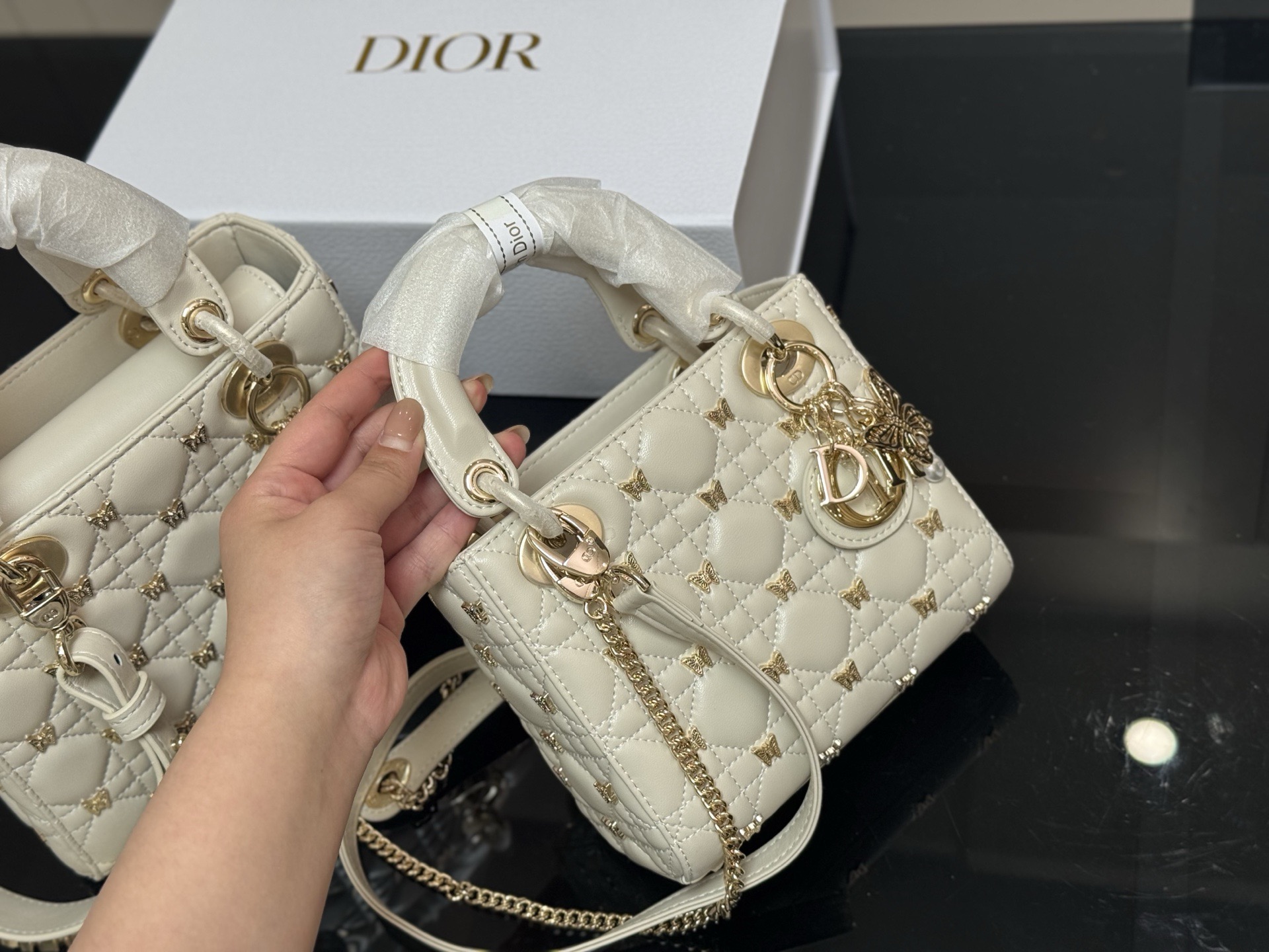 &yen;250 &yen;260 配折叠盒 尺寸：17cm 20cm 高品版.升级顶级原单出货 ✅ 迪奥 戴妃蝴蝶羊皮款 搭配最新的肩带 更加加分！ ⚠⚠小牛皮材质！