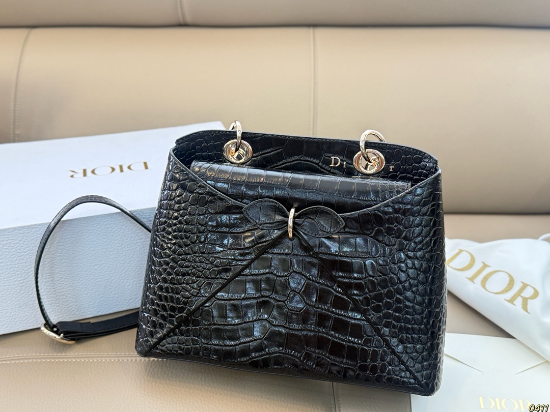 &yen;300折叠盒 迪奥 Dior 2026春夏蝴蝶结手提包 质感细腻又耐用。正面立体蝴蝶结设计，优雅又俏皮，梯形包型容量适中，通勤休闲都很OK。顶部硬质手柄＋可调节肩带，手提斜挎随心切换。 整体简约精致，法式浪漫氛围感拉满，是2026春夏系列超亮眼单品！尺寸28*19.5