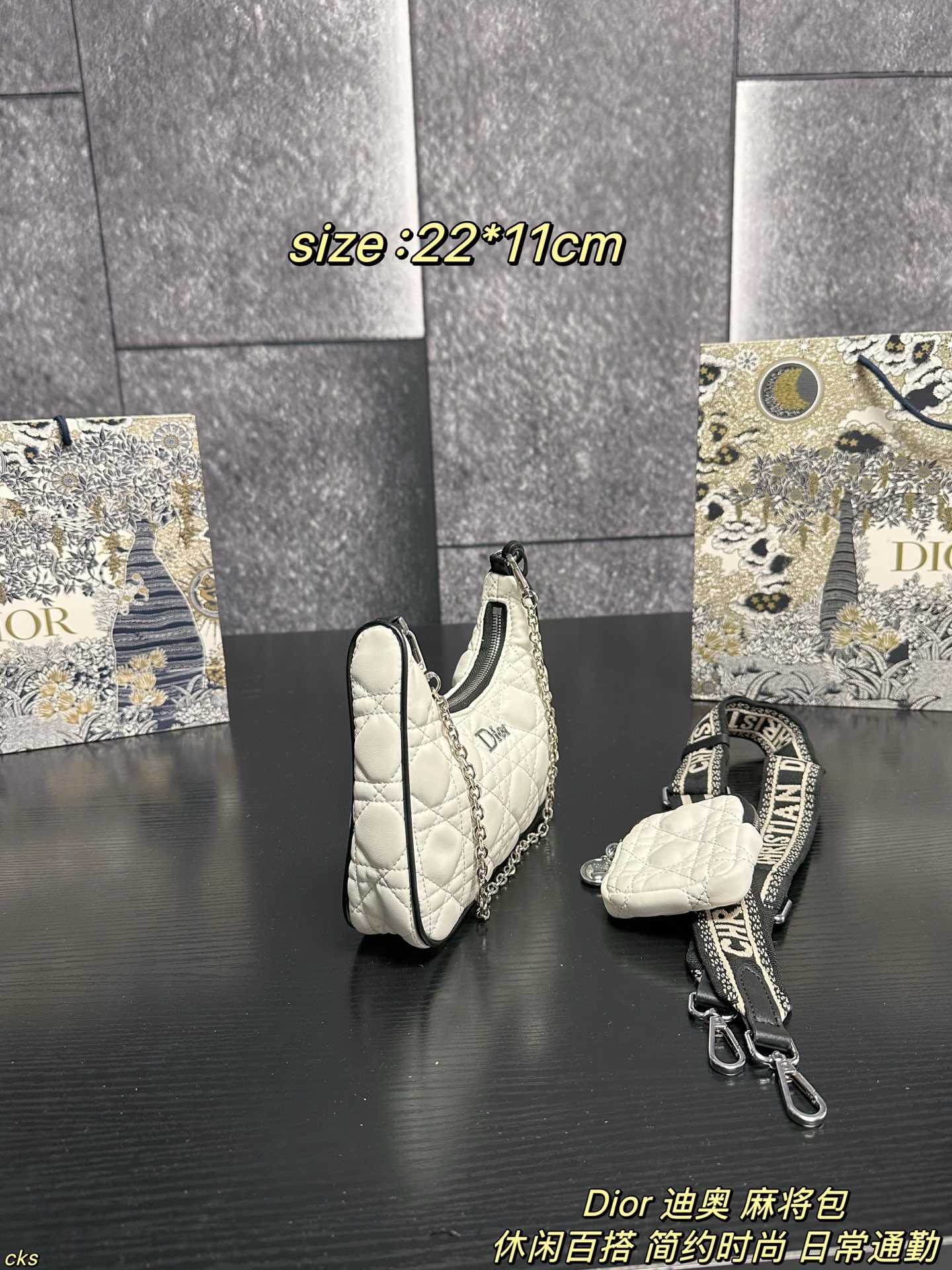 P135配盒 Dior 迪奥 麻将包 迪奥三合一 最近设计，真的都太火了！独特一款面料，可以说是非常实用了：防水、耐磨、轻便，而且四季都可以背，冬天的厚重感或夏天的运动感都可以轻松驾驭。尼龙包整的这么精致太喜欢了 尺寸：22*11cm