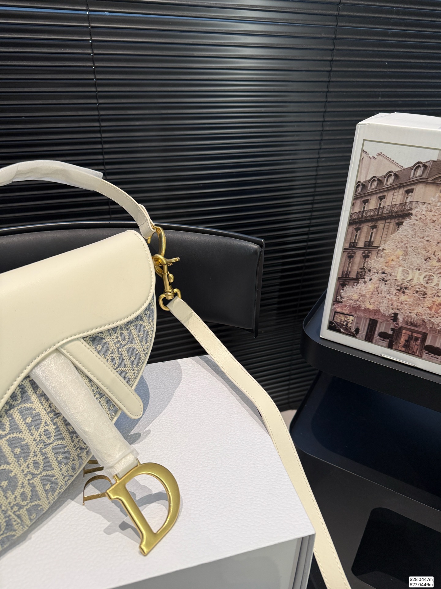 大号P190 小号P185 配飞机盒折叠盒子 迪奥马鞍包dior 颜值很到位 实用性非常好 任何风格都可驾驭 加上又A又飒的感觉风格 尺寸:大号23 21 小号18 16 货号大号0447小号0446