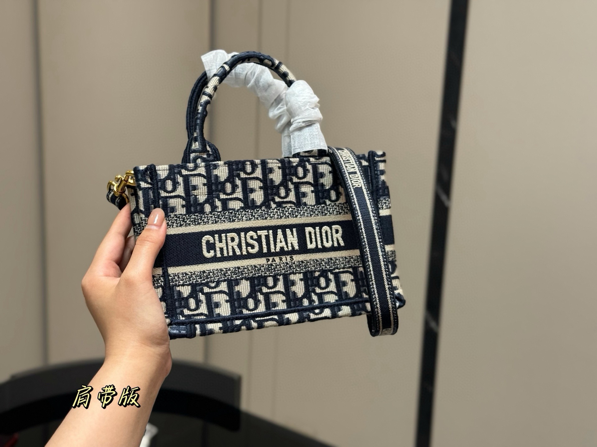 &yen;215 新版配肩带 Dior 原版布提花 Dior book tote今年最喜欢的一款购物袋 tote我用的次数最多的包 迪奥因为容量超级大 不管什么东西都向里面放 当然凹造型也是必须有 尺寸:21.5cm 配盒