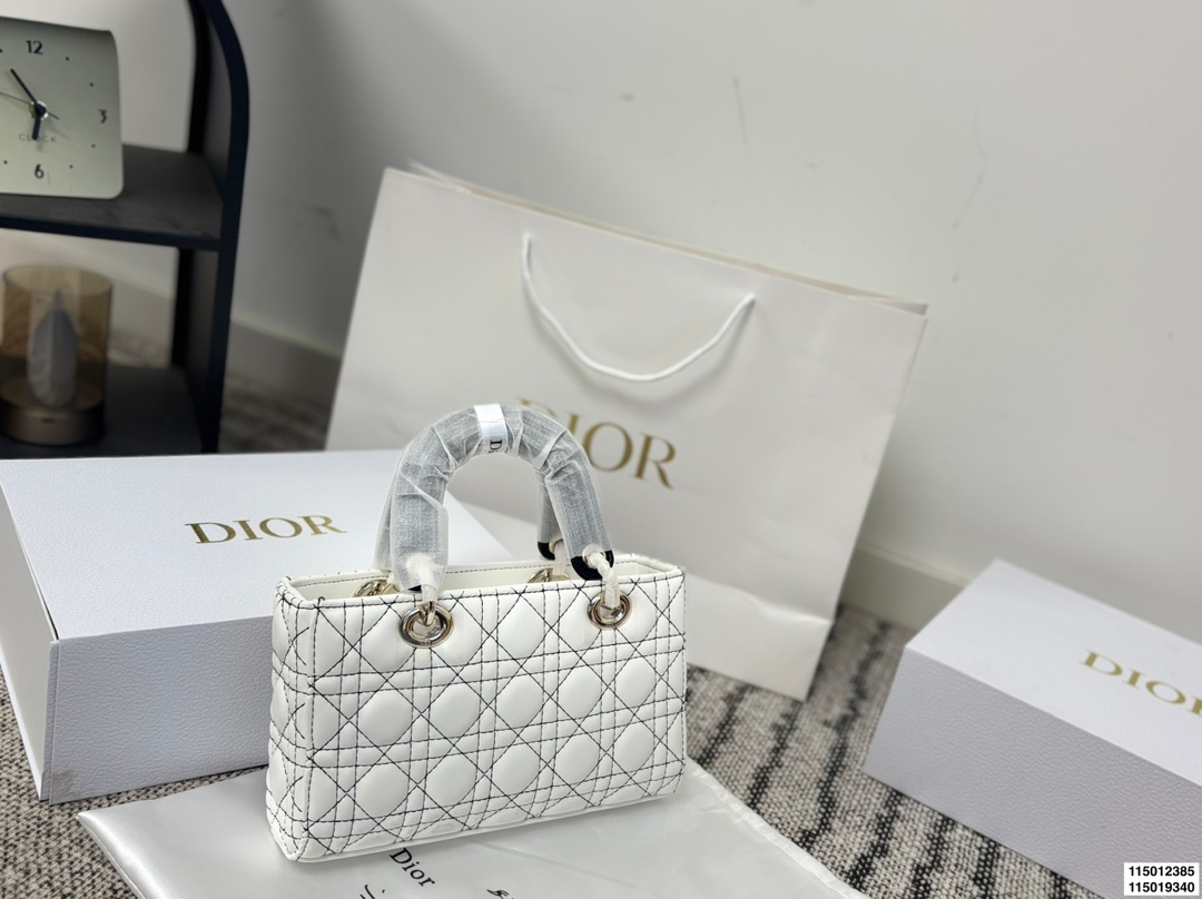 p155 p150 配折叠盒 迪奥横版戴妃包 Dior戴妃包太好看了吧！ 优雅指数拉满 搭配简洁风格的衣服整个人气质就上来了 而且容量完全可以满足日常要求 日常聚会逛街都很方便~ 尺寸25.15/24.14