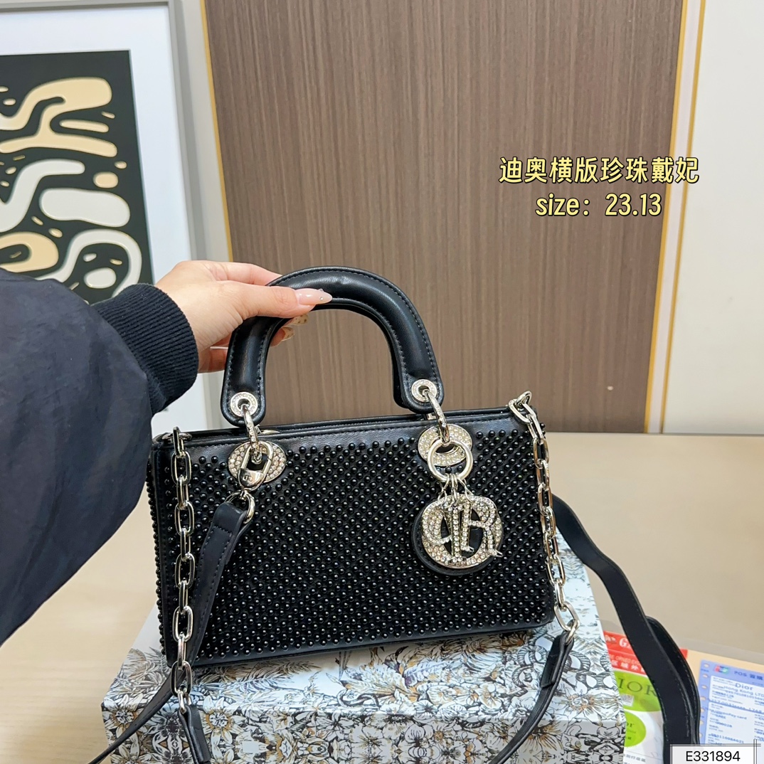 💰210 配折叠盒⚠️尺寸23.13 迪奥 珍珠横版戴妃包 DIOR 这款包不仅优雅，还加入了铆钉设计，瞬间变得个性十足，真是不得了！ 艺术感满满！打破娇贵形象的设计，甜美又酷炫，简直绝了！