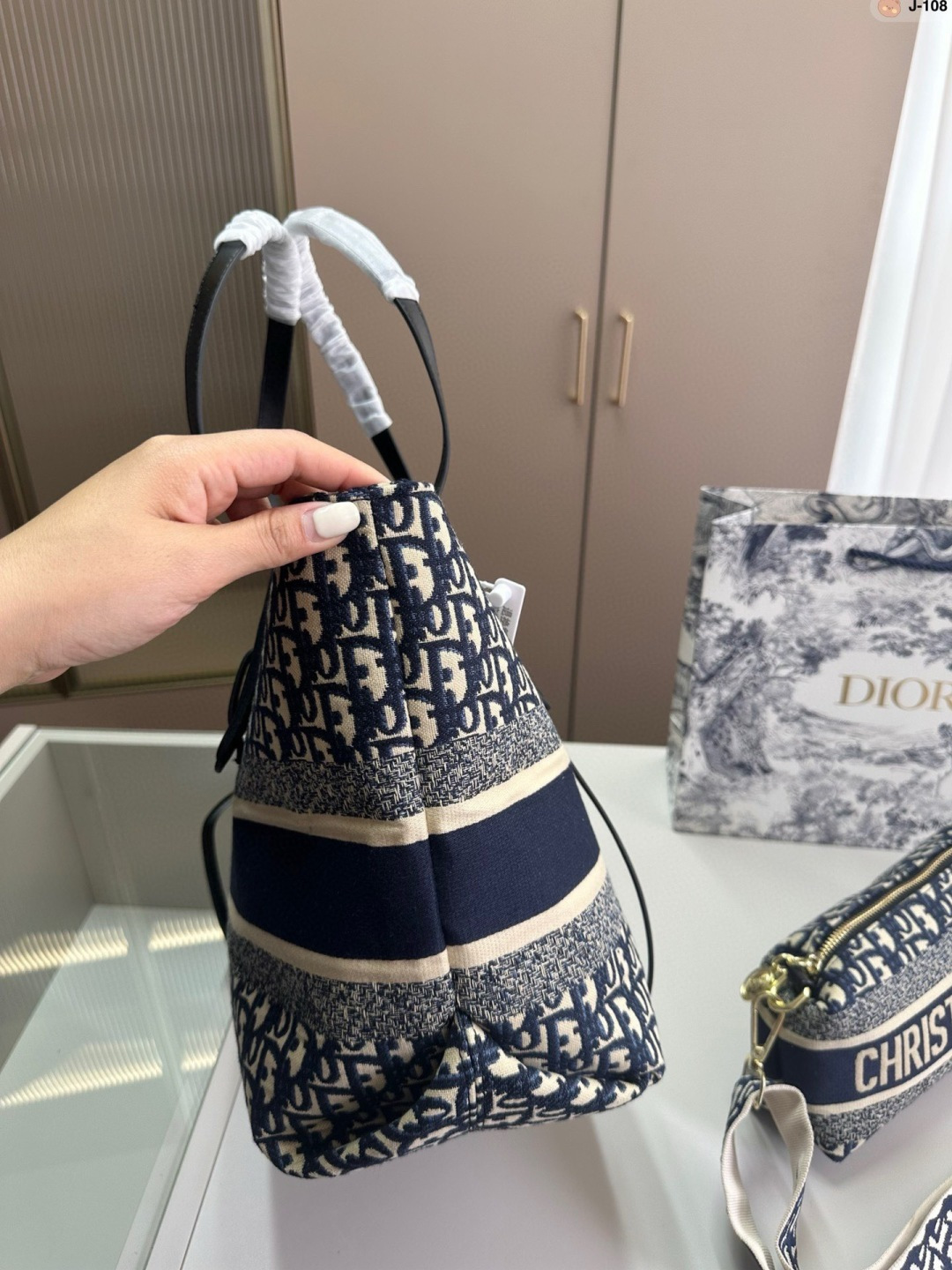 💰p135 J-108尺寸 36&times;28 Fendi 芬迪 购物袋🛍️ 中古包版型 百看不厌的 最大特点容量大！ 什么风格都能hold得住 凹造型也是妥妥