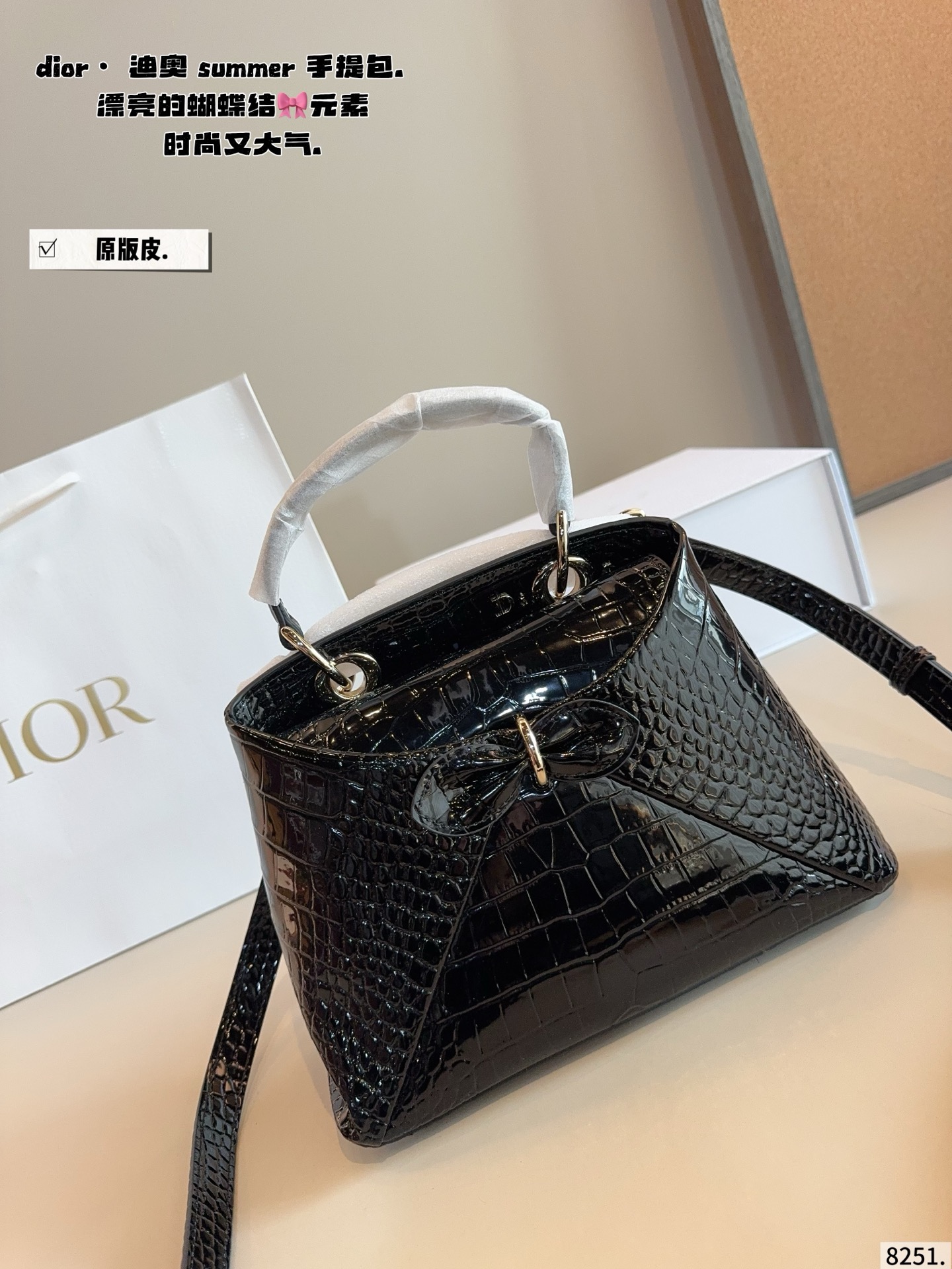 p275配礼盒🎁. Dior summer 26秀场直击📸 秀场直击新款包包👛 漂亮的蝴蝶结🎀元素 Anderson 的迪奥首秀赢了 容量非常可,日常通勤都没问题 可咸可甜 质感满分 工艺非常讲究 细节立体感拉满尺寸:25*10*18cm