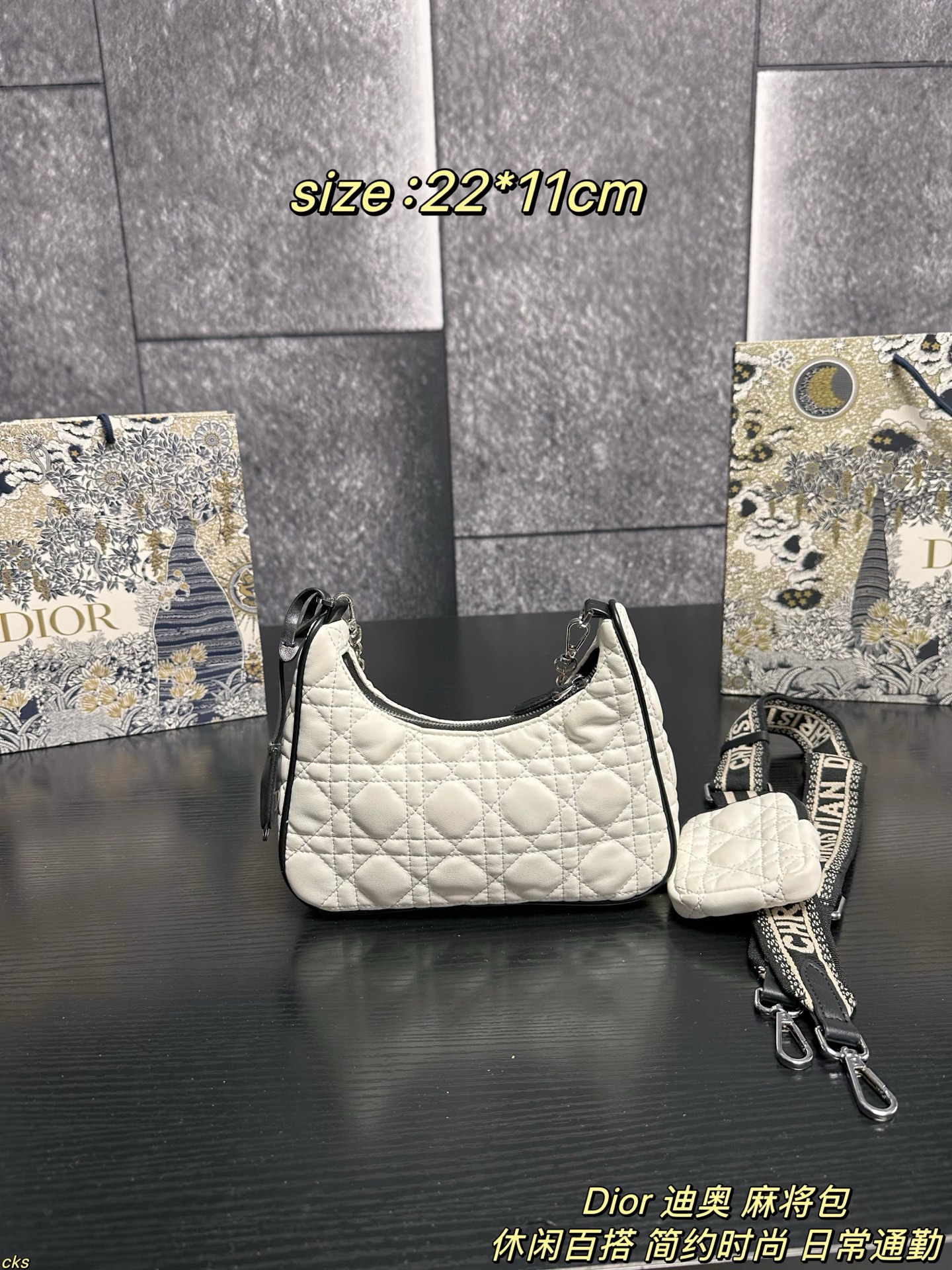 P135配盒 Dior 迪奥 麻将包 迪奥三合一 最近设计，真的都太火了！独特一款面料，可以说是非常实用了：防水、耐磨、轻便，而且四季都可以背，冬天的厚重感或夏天的运动感都可以轻松驾驭。尼龙包整的这么精致太喜欢了 尺寸：22*11cm