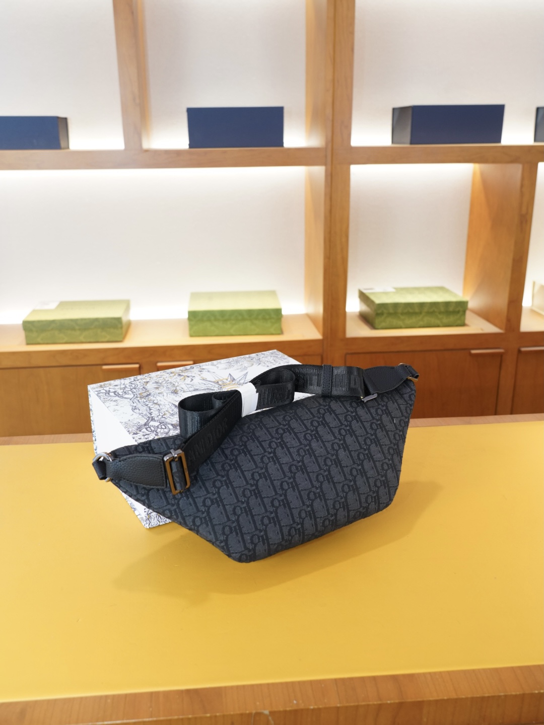 P130 🇫🇷 Dior 迪奥 官网同步 高版本 胸包 腰包 永恒不过时的标志性产品 纯原单布料 配牛皮 顶级五金制作 非市面普通版本 贸易公司订单货 全部实拍 实用性非常高 完全不用担心穿搭 配全套包装折叠盒 【规格:38x16x4】