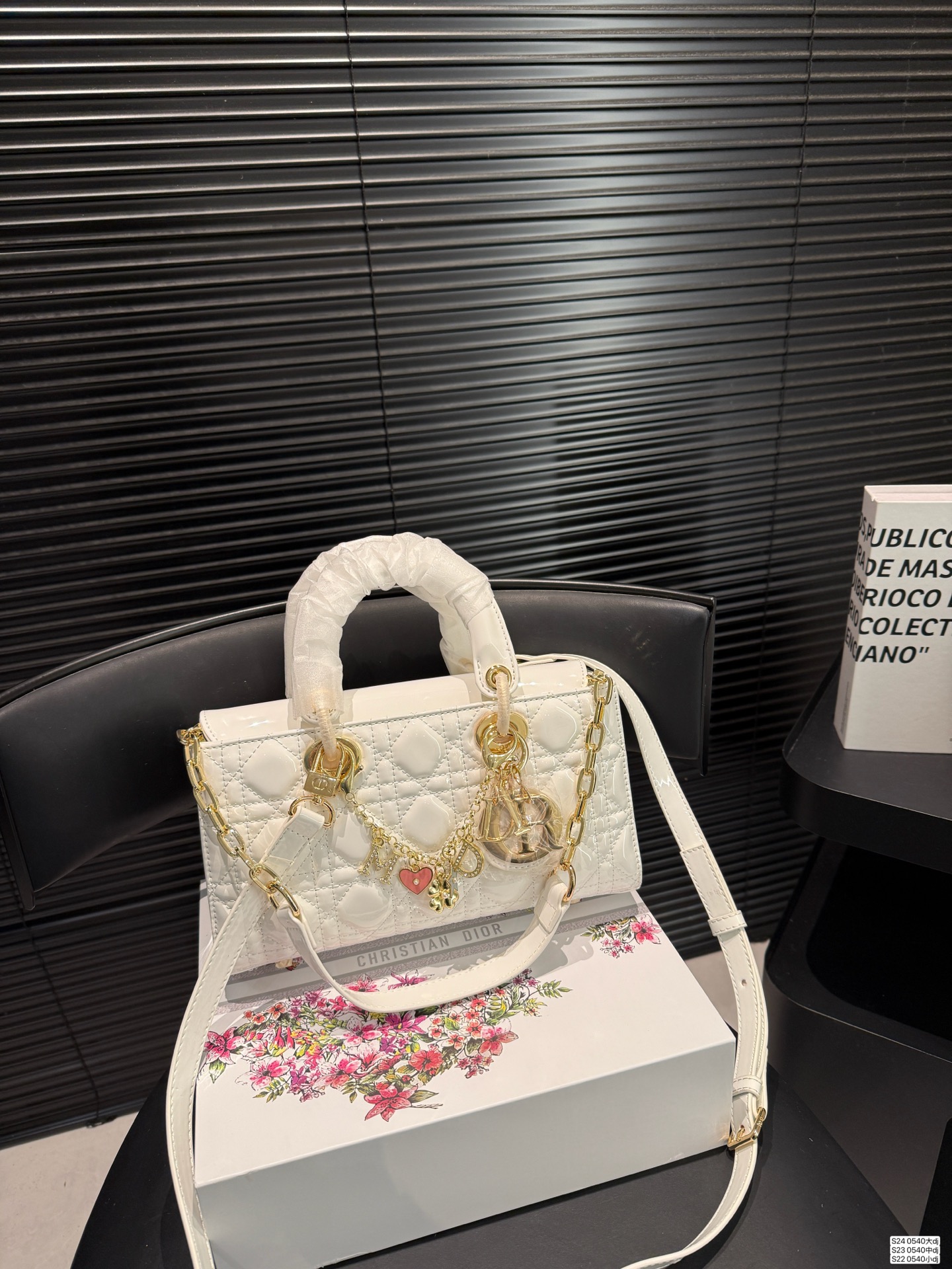 大号P170 中号P165 小号P160 配折叠盒子 迪奥横版戴妃包 sDior戴妃包太好看了吧！ 优雅指数拉满 搭配简洁风格的衣服整个人气质就上来了 而且容量完全可以满足日常要求 日常聚会逛街都很方便~ 尺寸：大26 14 中23 13 小18 11货号 0540