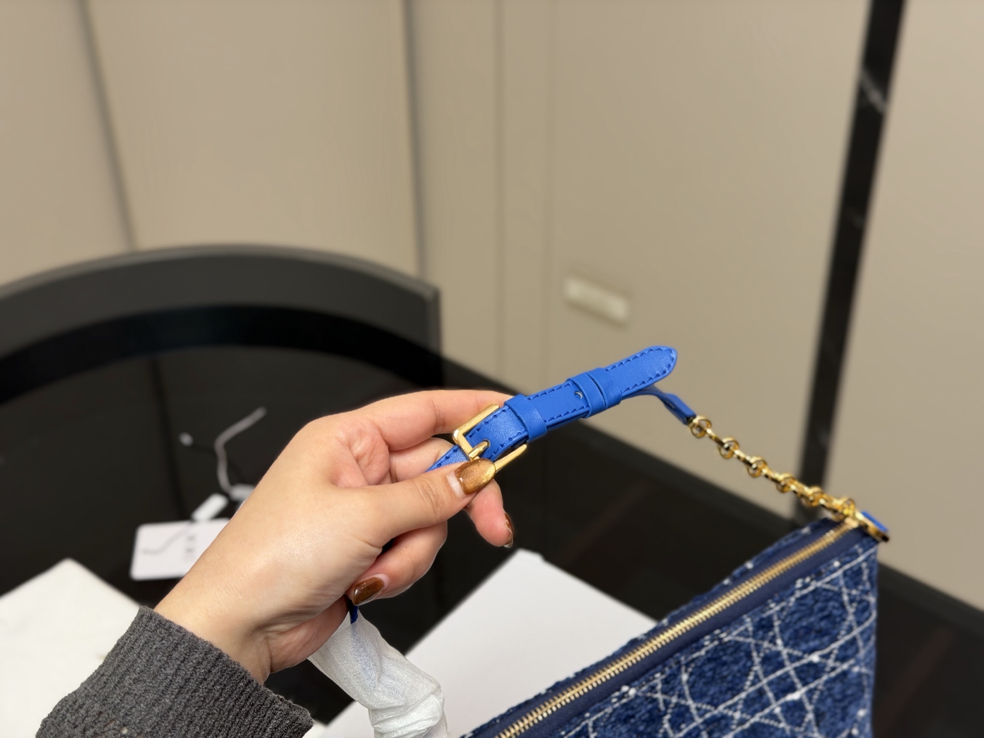 &yen;180 配折叠盒飞机盒 size：22底宽*15cm 迪奥Nomad新品饭盒包 背出去被夸爆的hobo饭盒包!! 可以实现一包多用啦! 赠送加长肩带！ 🉑腋下🉑斜挎