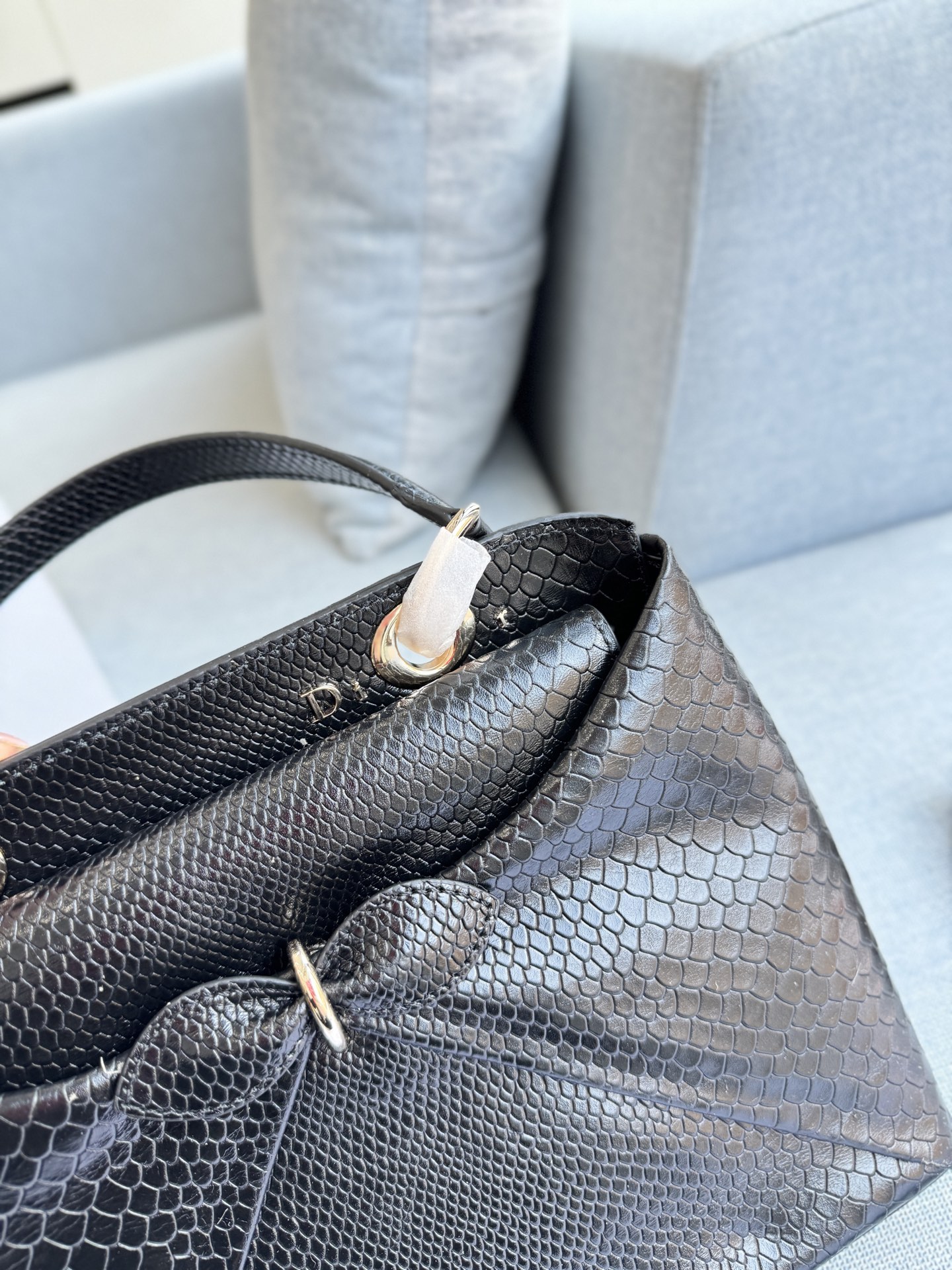 💰300 全套礼盒 size：28&times;22 DIOR迪奥 蛇纹 蝴蝶结手提包 单肩包 JWA设计焕然一新！ 设计感满满的手提包 好喜欢这季的&ldquo;克拉巴特&rdquo;领结 采用皮,纹理清晰,质感满分+。 手提或斜挎都很OK，兼具实用与时尚感。