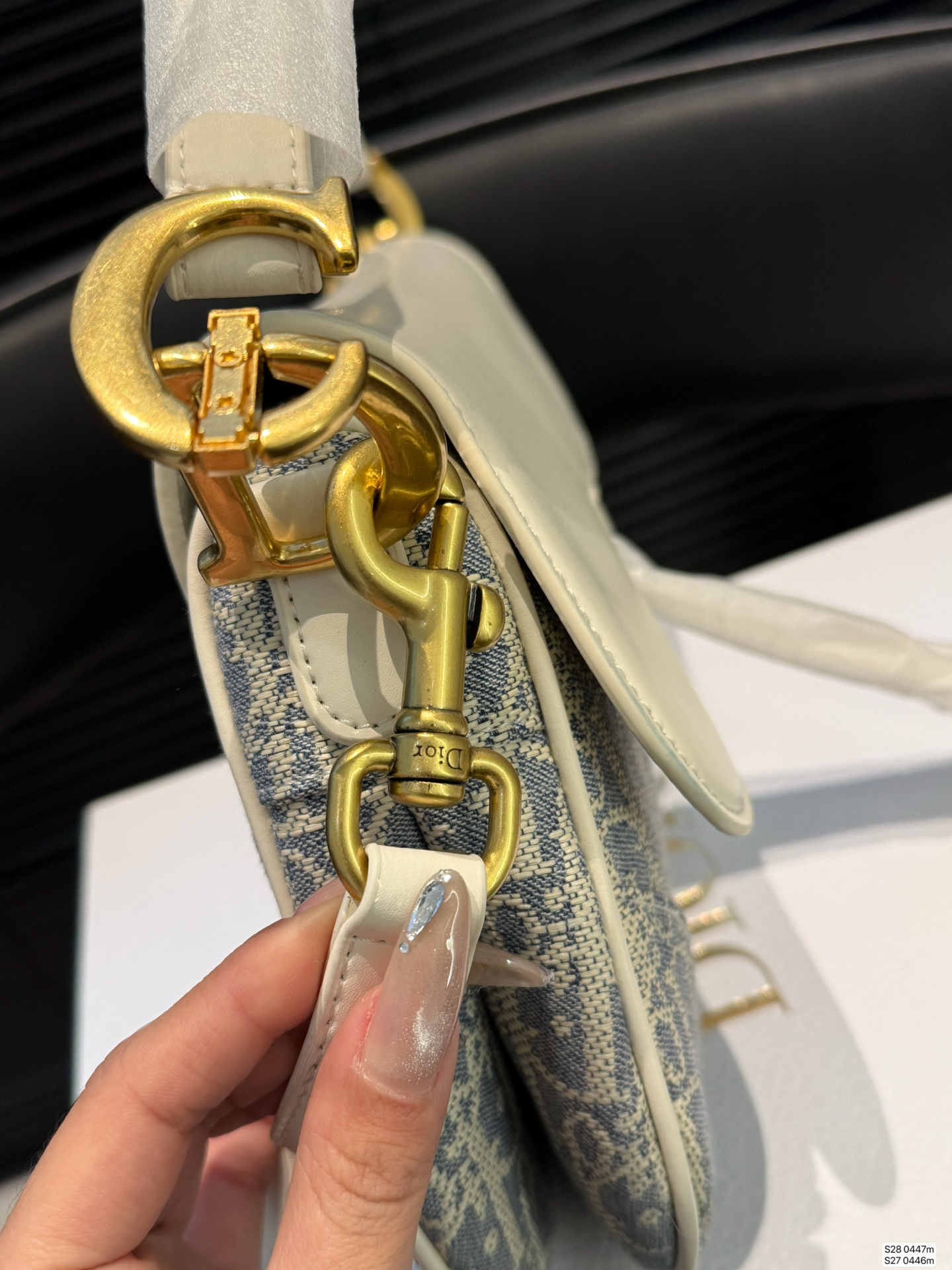 大号P190 小号P185 配飞机盒折叠盒子 迪奥马鞍包dior 颜值很到位 实用性非常好 任何风格都可驾驭 加上又A又飒的感觉风格 尺寸:大号23 21 小号18 16 货号大号0447小号0446