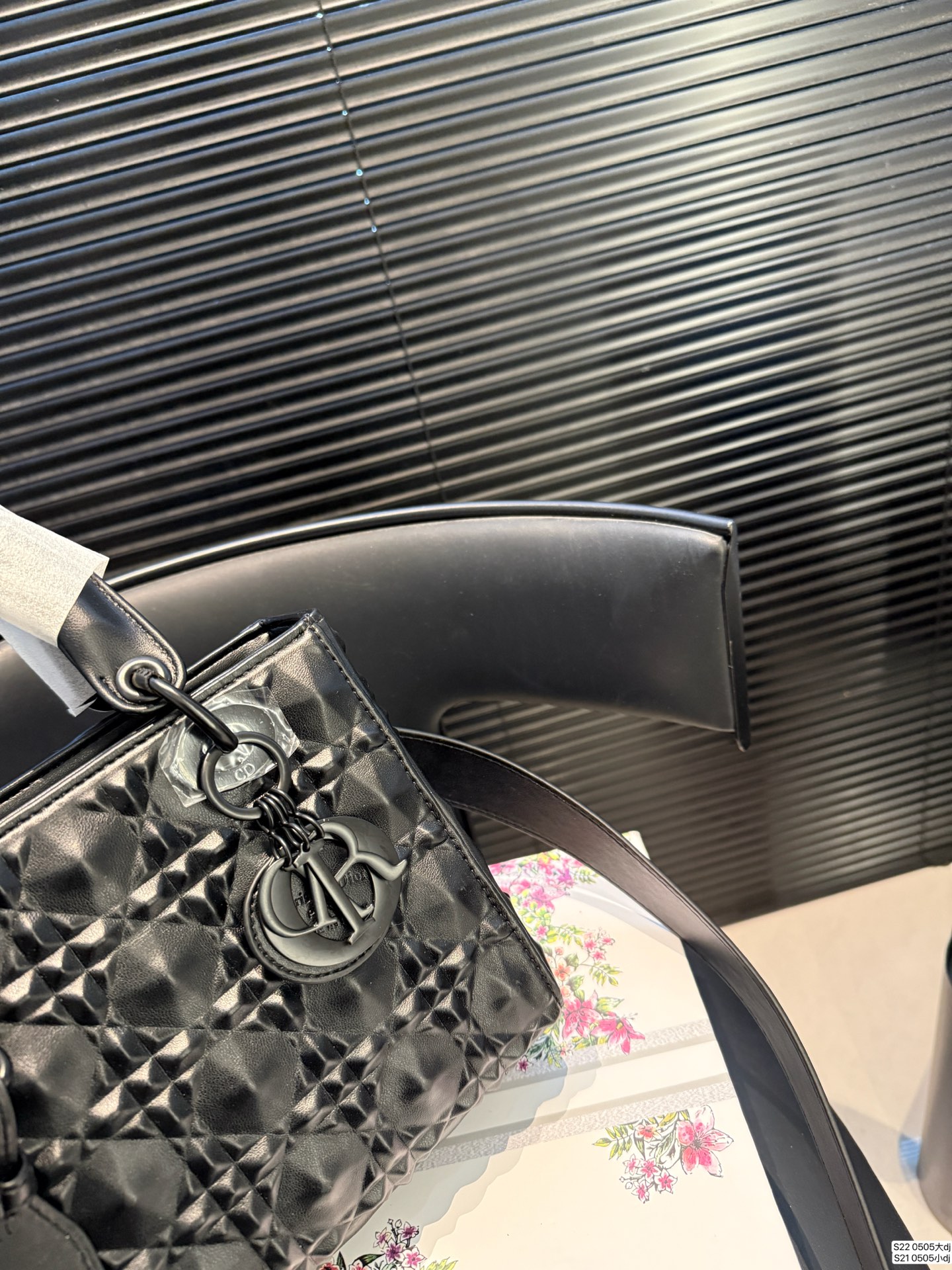 大号P160 小号P155 配折叠盒子 迪奥戴妃包 sDior戴妃包太好看了吧！ 优雅指数拉满 搭配简洁风格的衣服整个人气质就上来了 而且容量完全可以满足日常要求 日常聚会逛街都很方便~ 尺寸：大20 18 小16 14 货号0505