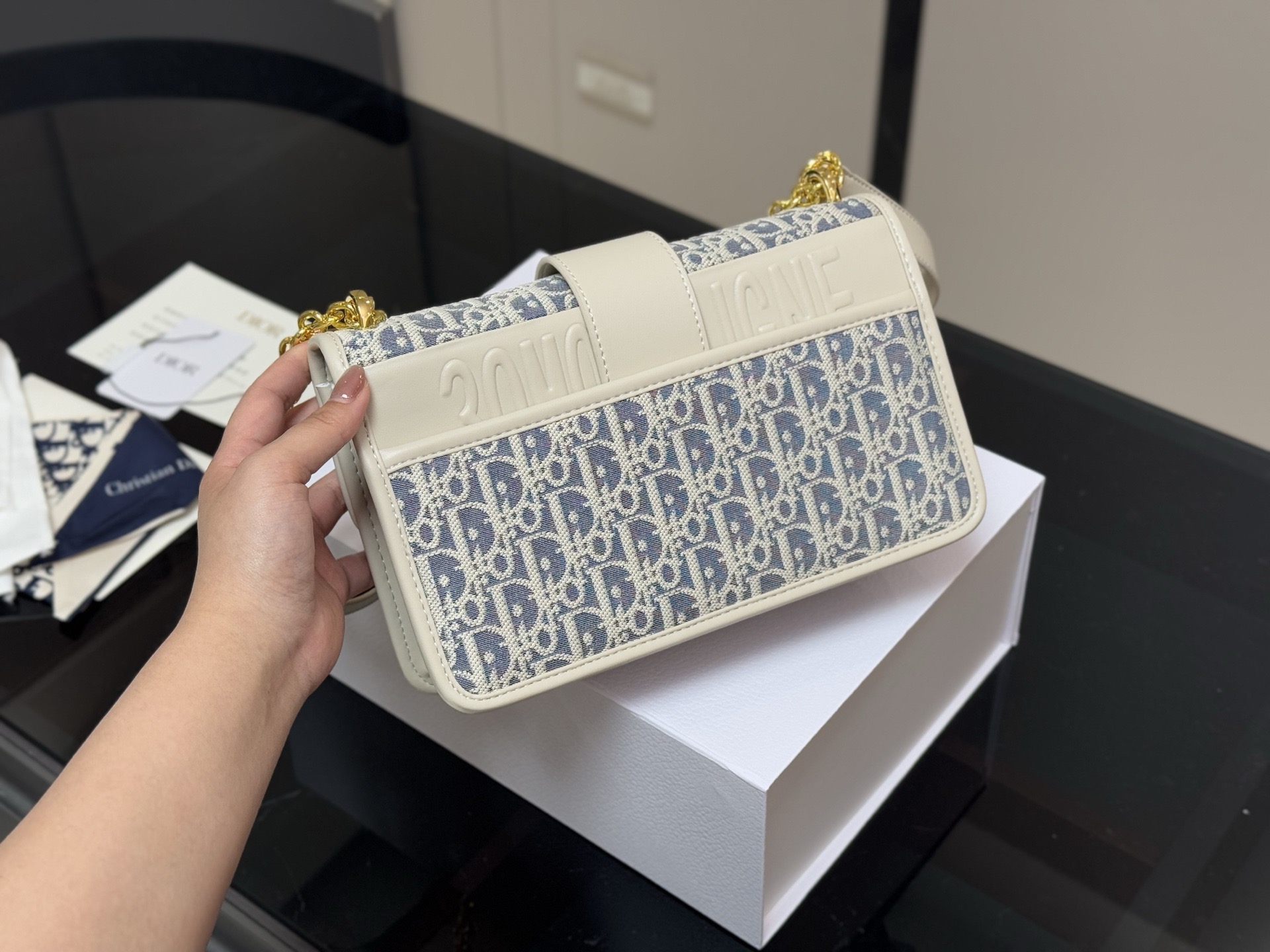 ¥165 ¥160 配折叠盒 size:24*20cm 21*15cm 迪奥 蒙田30 刚刚出的现货! 老花也太好看啦! 温柔很适合🈴️四季!