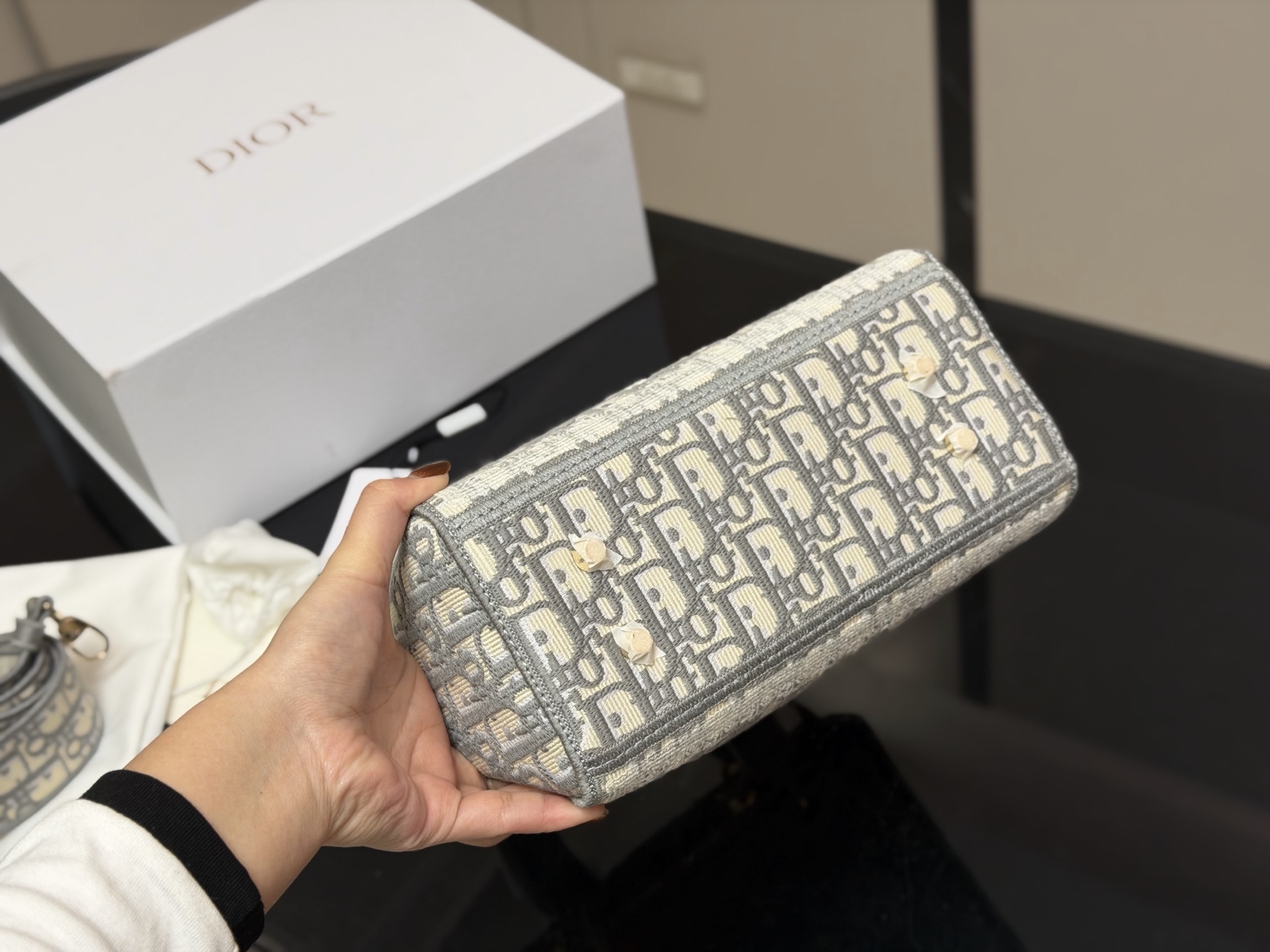 &yen;295 配折叠盒 size：24*20cm 迪奥 刺绣戴妃包 现代休闲且优雅 刺绣宽肩带 特别！特别！！！