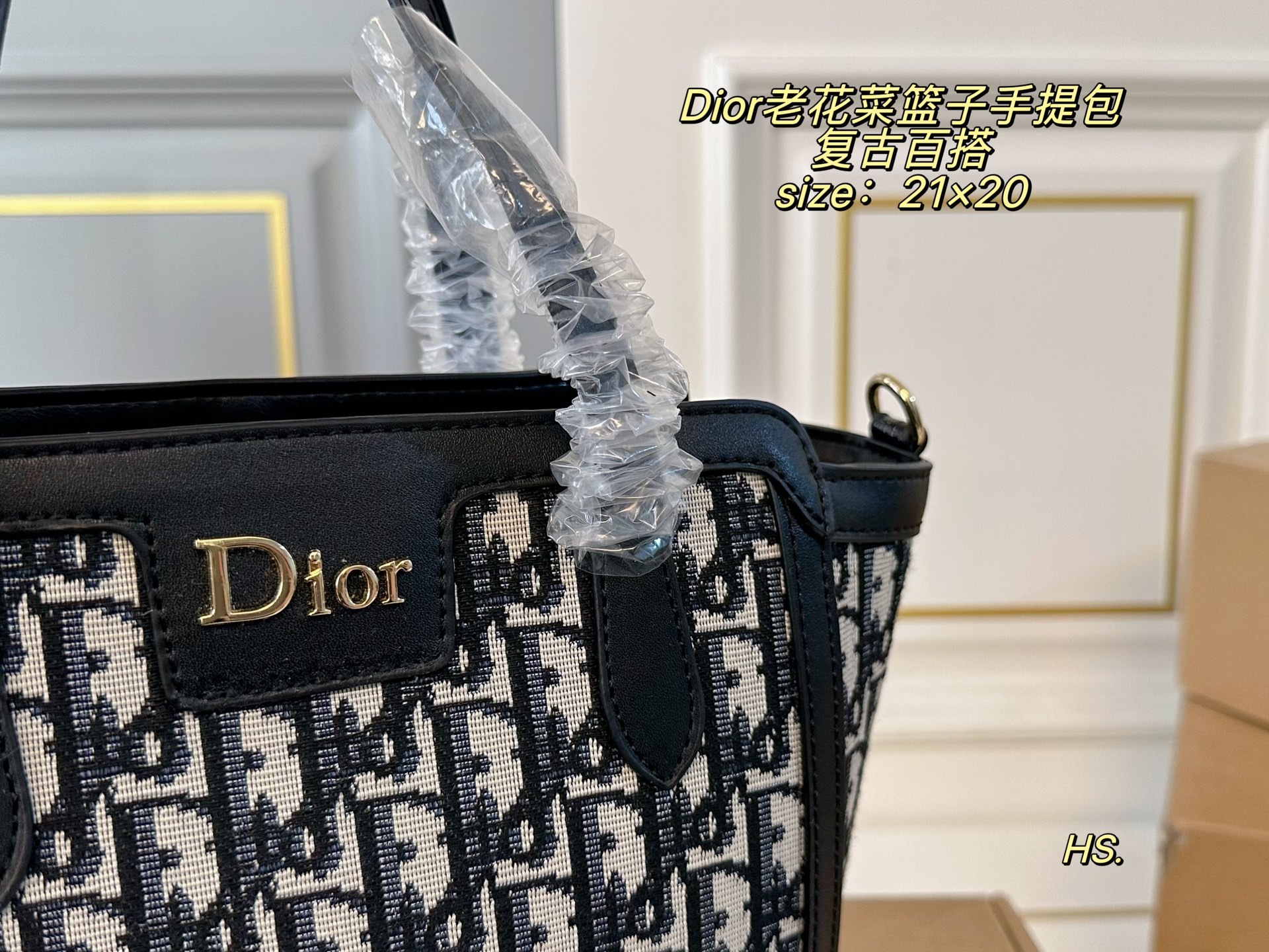 P115（无盒） size：21&times;20 DIOR迪奥新款老花菜篮子手提包❤️ 全面包身布满精致刺绣～ 立体的全刺绣具有纹理感～ 浮雕效果细腻美观，辨识度高！ 复古风满满，精致又耐看❗️