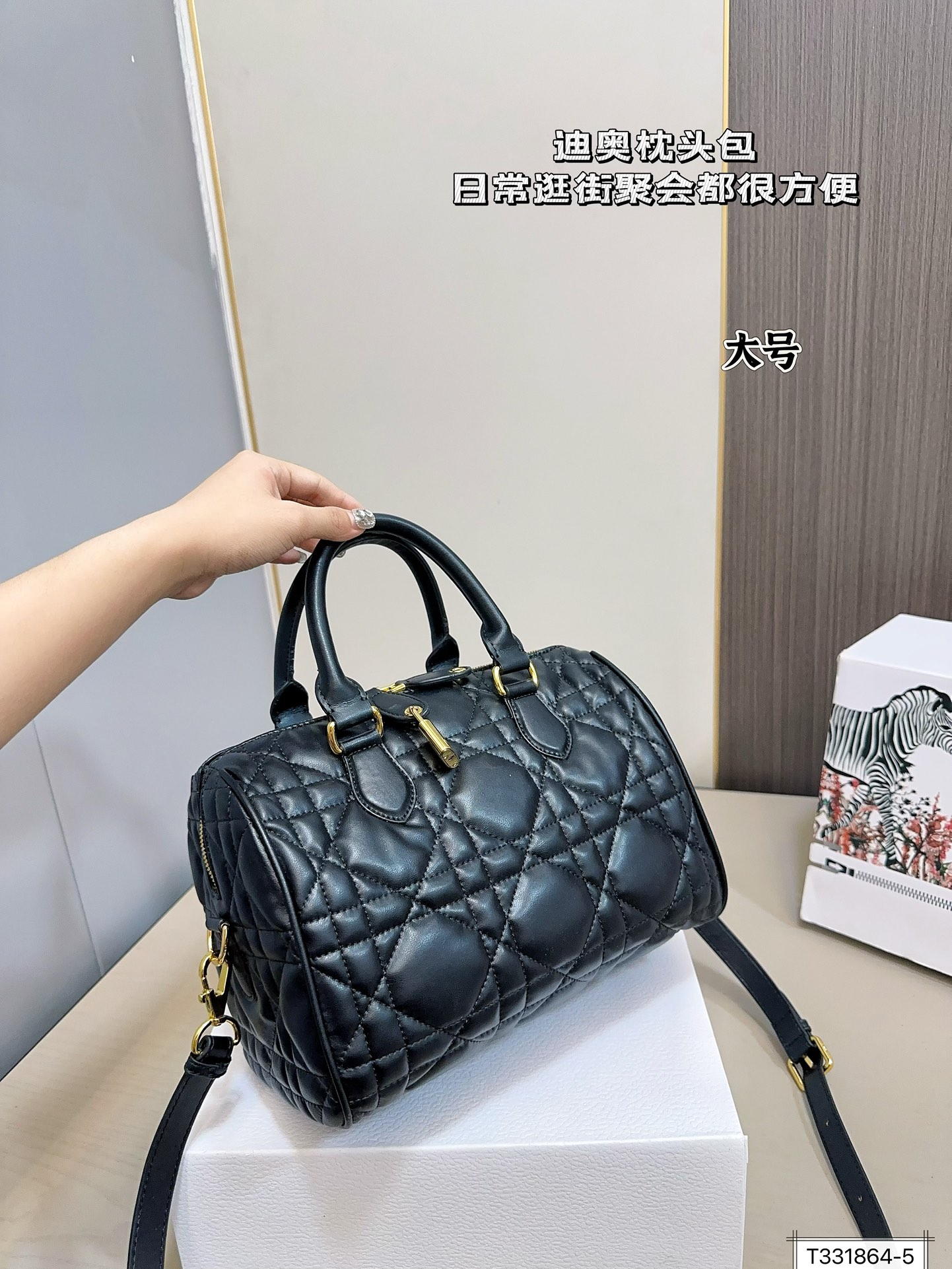 💰180/175 全套包装 迪奥枕头 时尚达人的心头好枕头包大家都知道 能装，耐造~ 最近最火热度最高的一定是dior groove当之无愧了吧! 推荐五颗日常出门容量绰绰有余! 尺寸：25 20/20 15