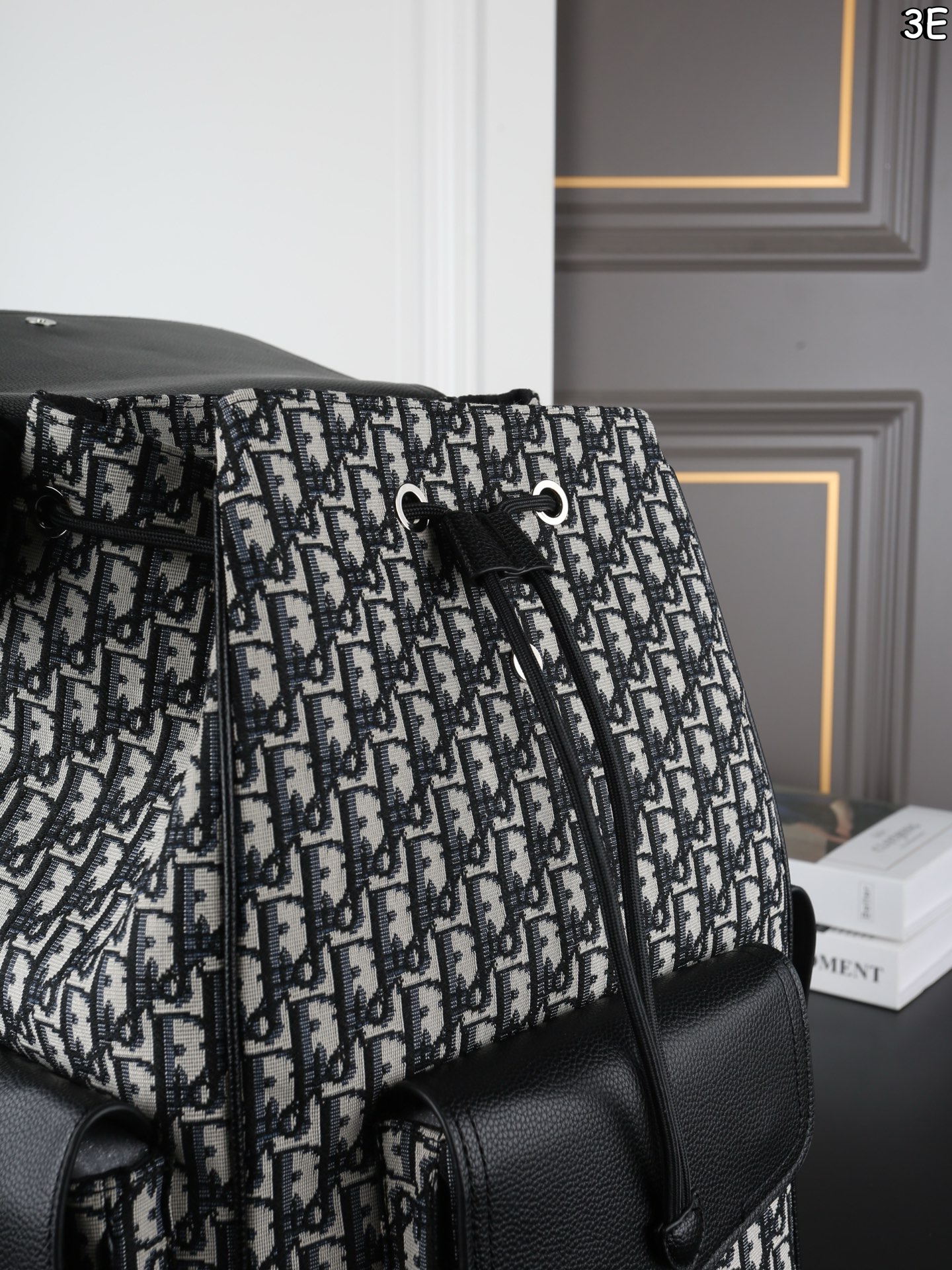 P170 DIOR迪奥 Saddle 老花满印 书包背包双肩包 荔枝纹牛皮拼接，低调奢华质感满分。 翻盖抽绳设计，安全又有细节感。 通勤旅行都很OK!肩带可调节，背部加垫网眼织物，背着舒适不累 。 附防尘袋，实用又时髦! 尺寸：26&times;41