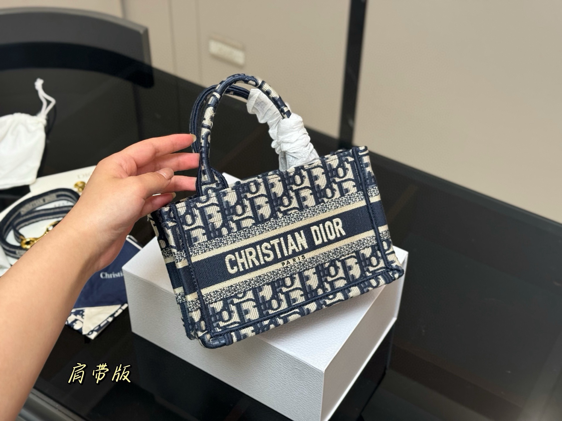 &yen;215 新版配肩带 Dior 原版布提花 Dior book tote今年最喜欢的一款购物袋 tote我用的次数最多的包 迪奥因为容量超级大 不管什么东西都向里面放 当然凹造型也是必须有 尺寸:21.5cm 配盒