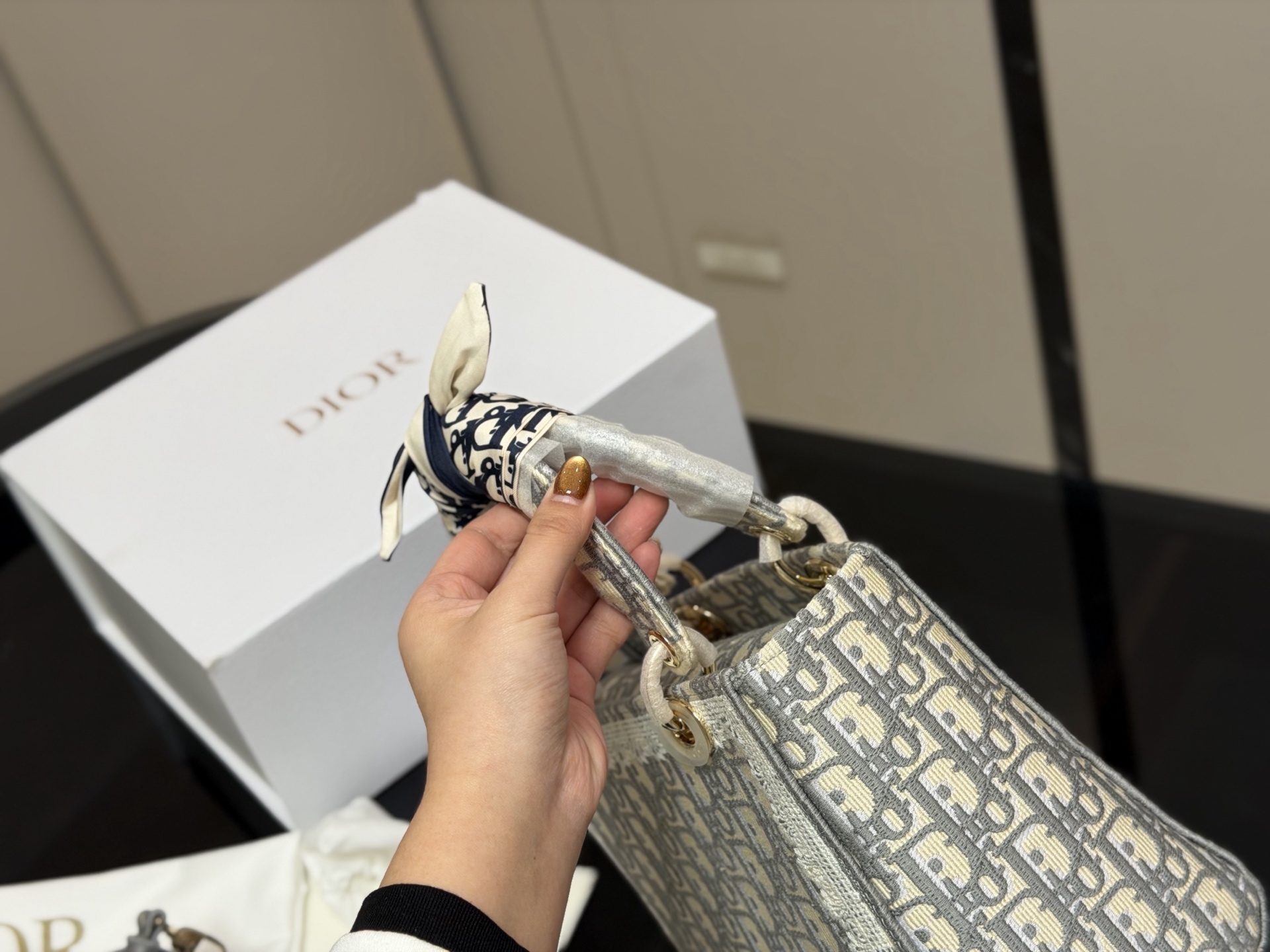 &yen;295 配折叠盒 size：24*20cm 迪奥 刺绣戴妃包 现代休闲且优雅 刺绣宽肩带 特别！特别！！！