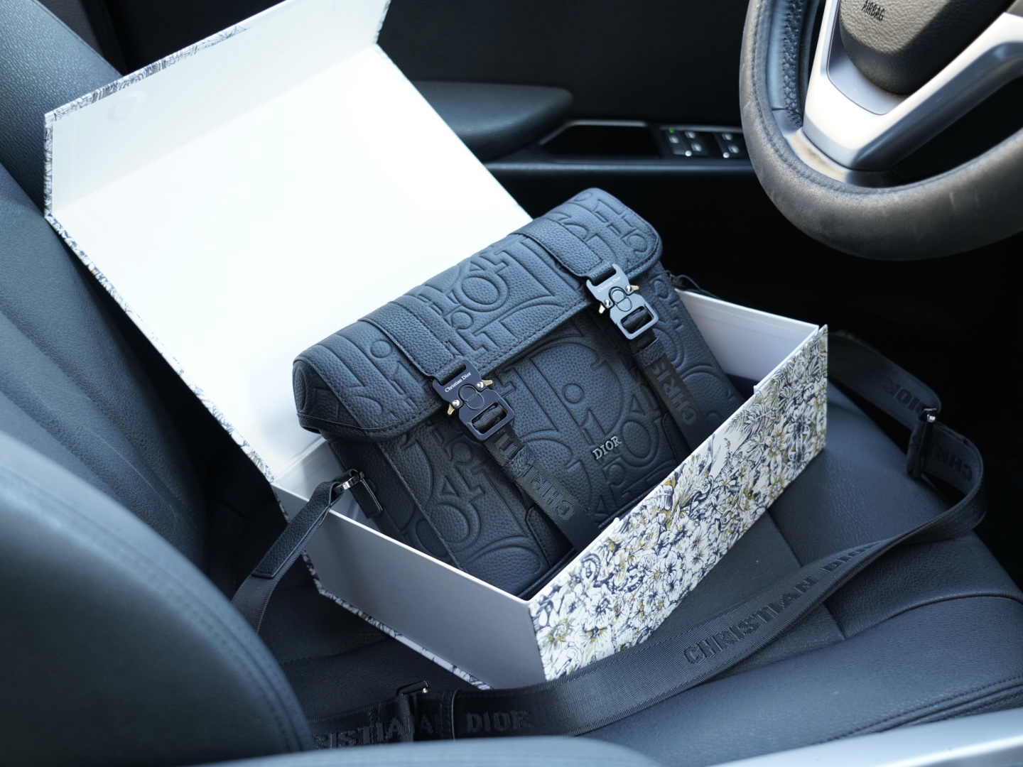 P160 🇫🇷 Dior 迪奥 官网同步 高版本 斜挎单肩背包 永恒不过时的标志性产品 纯原单牛皮 顶级五金制作 非市面普通版本 贸易公司订单货 全部实拍 实用性非常高 完全不用担心穿搭 配全套包装折叠盒【规格：25x19x8】