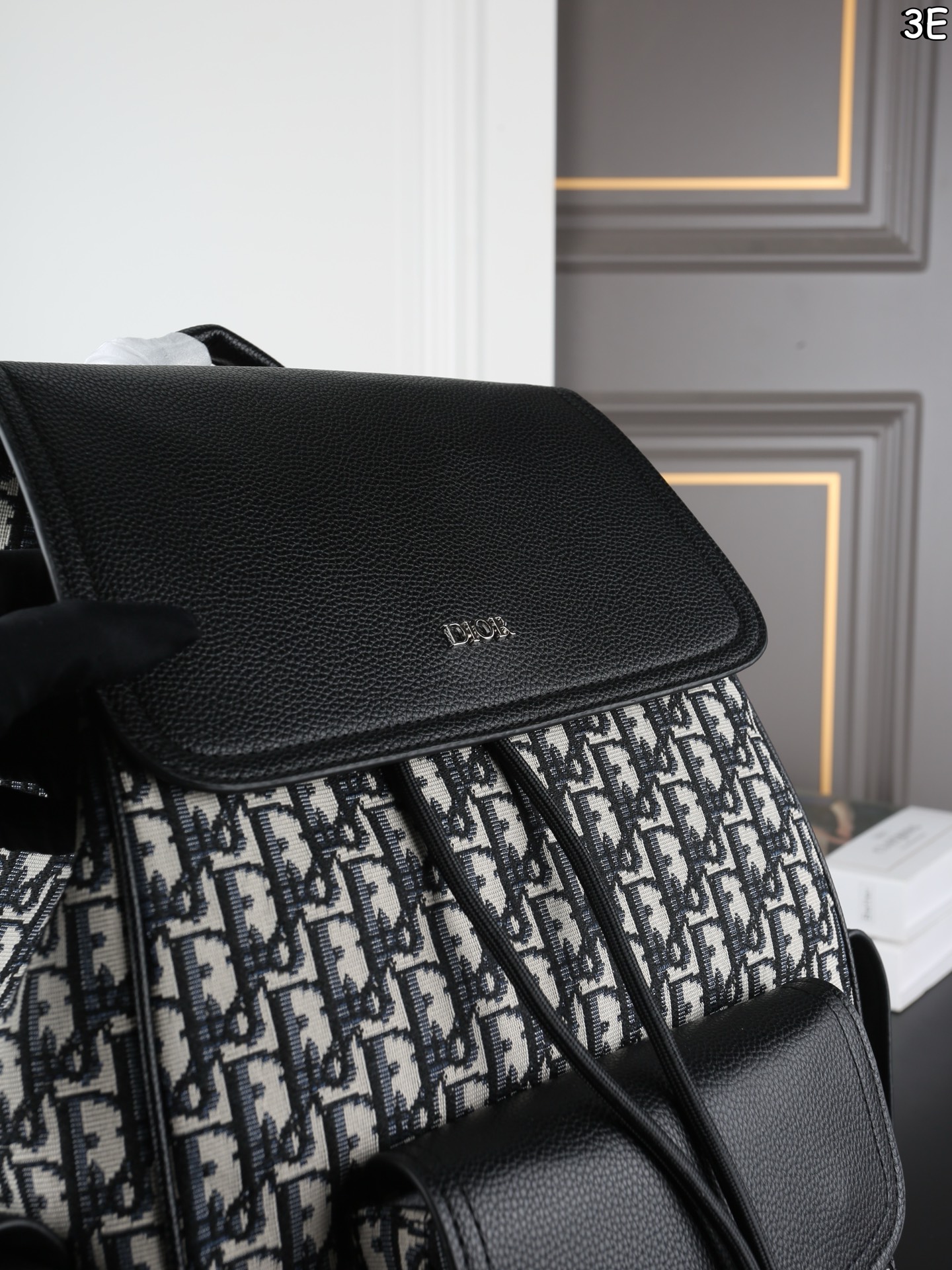 P170 DIOR迪奥 Saddle 老花满印 书包背包双肩包 荔枝纹牛皮拼接，低调奢华质感满分。 翻盖抽绳设计，安全又有细节感。 通勤旅行都很OK!肩带可调节，背部加垫网眼织物，背着舒适不累 。 附防尘袋，实用又时髦! 尺寸：26&times;41