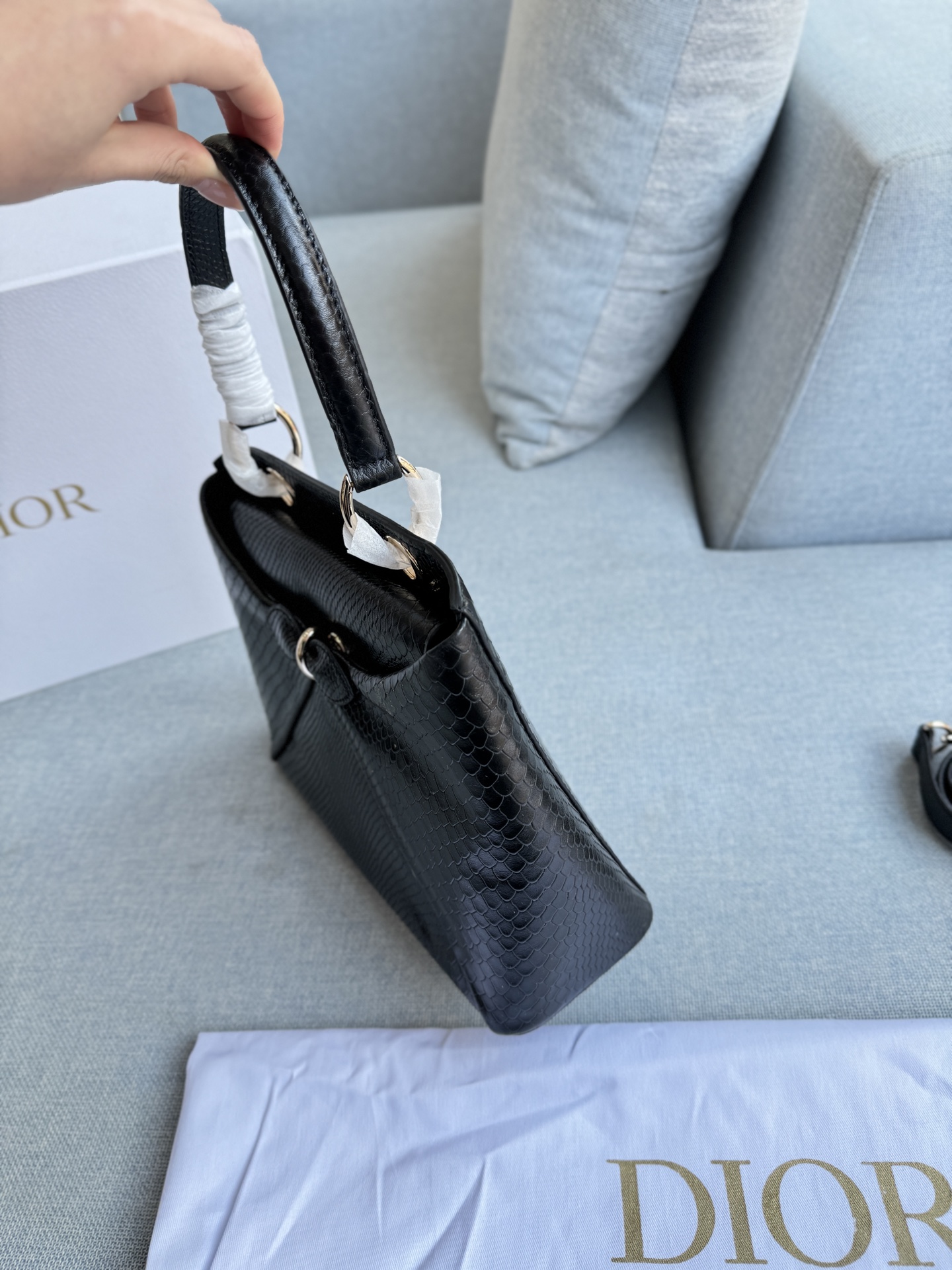 💰300 全套礼盒 size：28&times;22 DIOR迪奥 蛇纹 蝴蝶结手提包 单肩包 JWA设计焕然一新！ 设计感满满的手提包 好喜欢这季的&ldquo;克拉巴特&rdquo;领结 采用皮,纹理清晰,质感满分+。 手提或斜挎都很OK，兼具实用与时尚感。