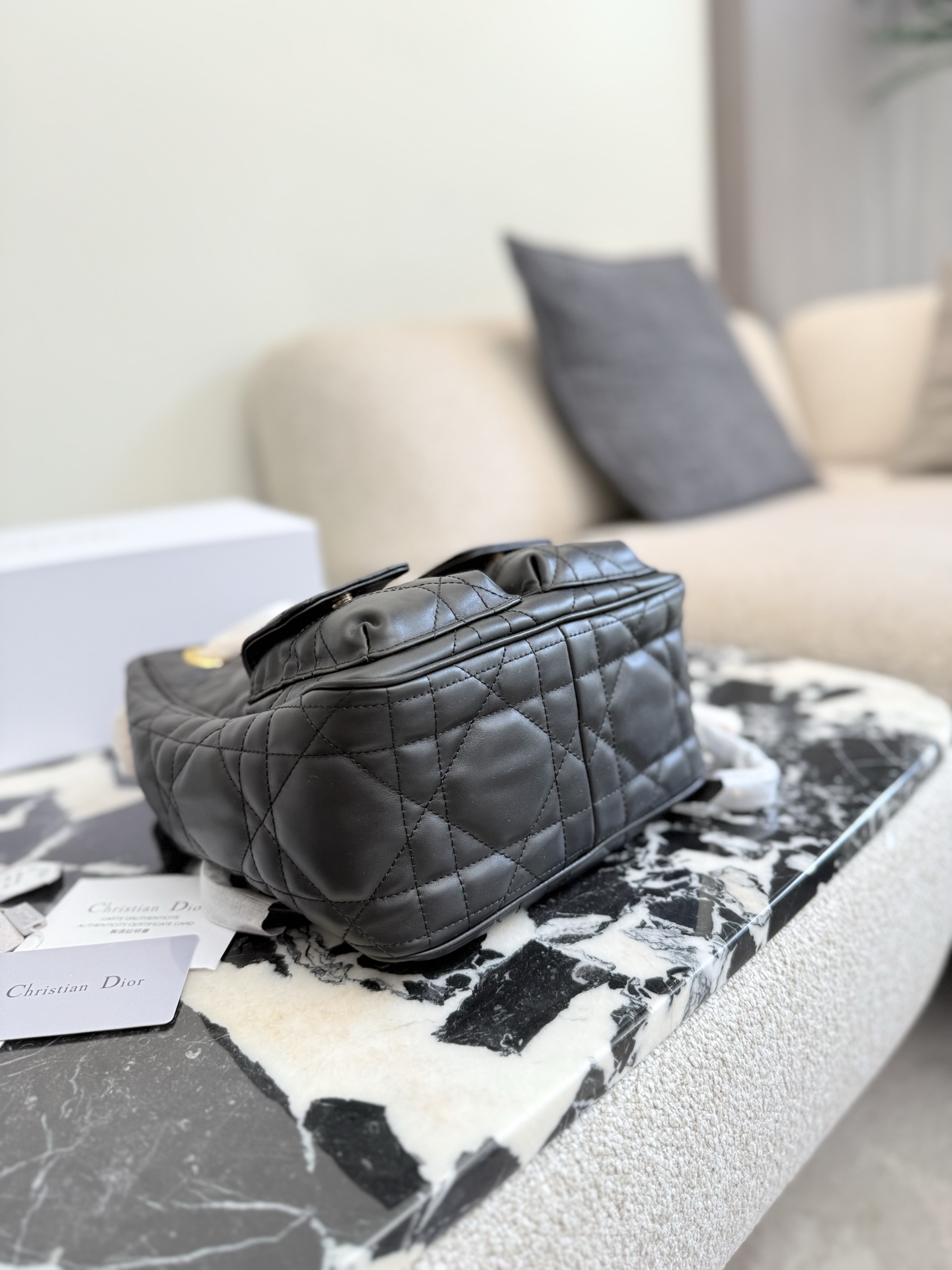 p305 原版牛皮 Dior 这两季的全新包型，从单肩包到双肩包 分别来自 25秋冬、26早春系列 的四款手袋，单肩包、双肩包都挺百搭实用。 只是 Voyage 有点幻视 Givenchy，D-Dream 有点形似香的 25。