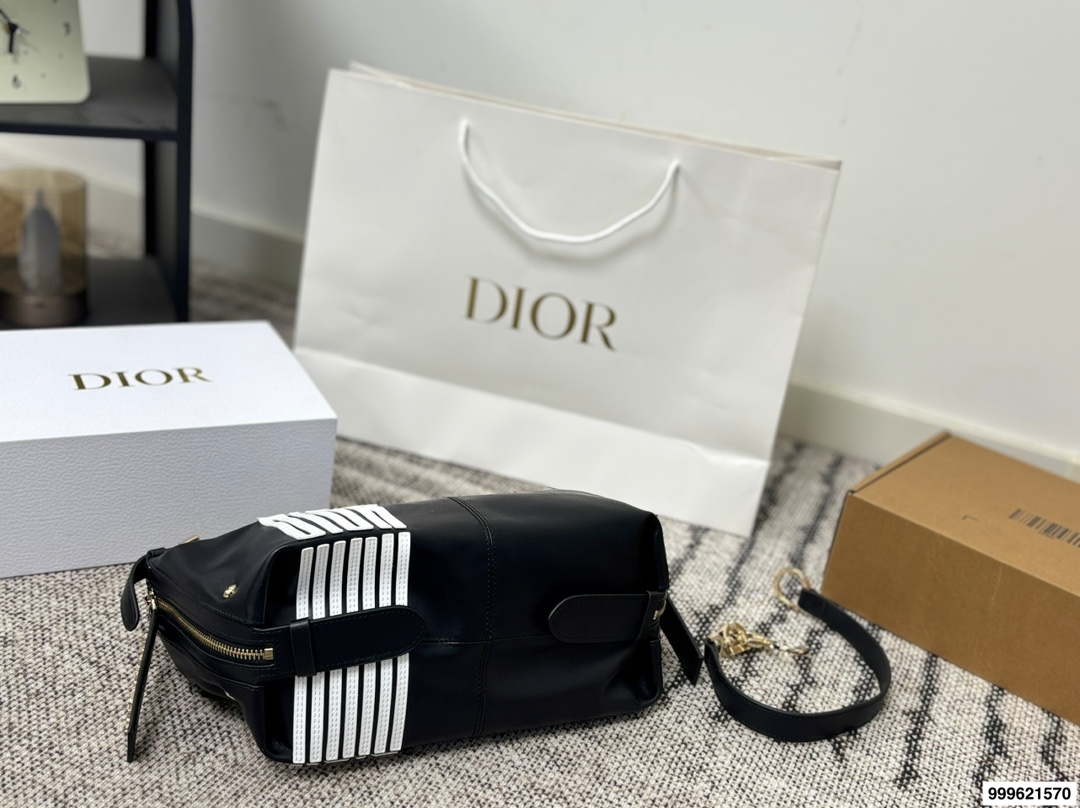 p270 配盒 迪奥Dior D-journey腋下饭盒包 包包百搭不挑人，上身是很清冷的感觉，妥妥气质美人，内衬干净，五金刻字清晰颜色好看又百搭 尺寸:26.12