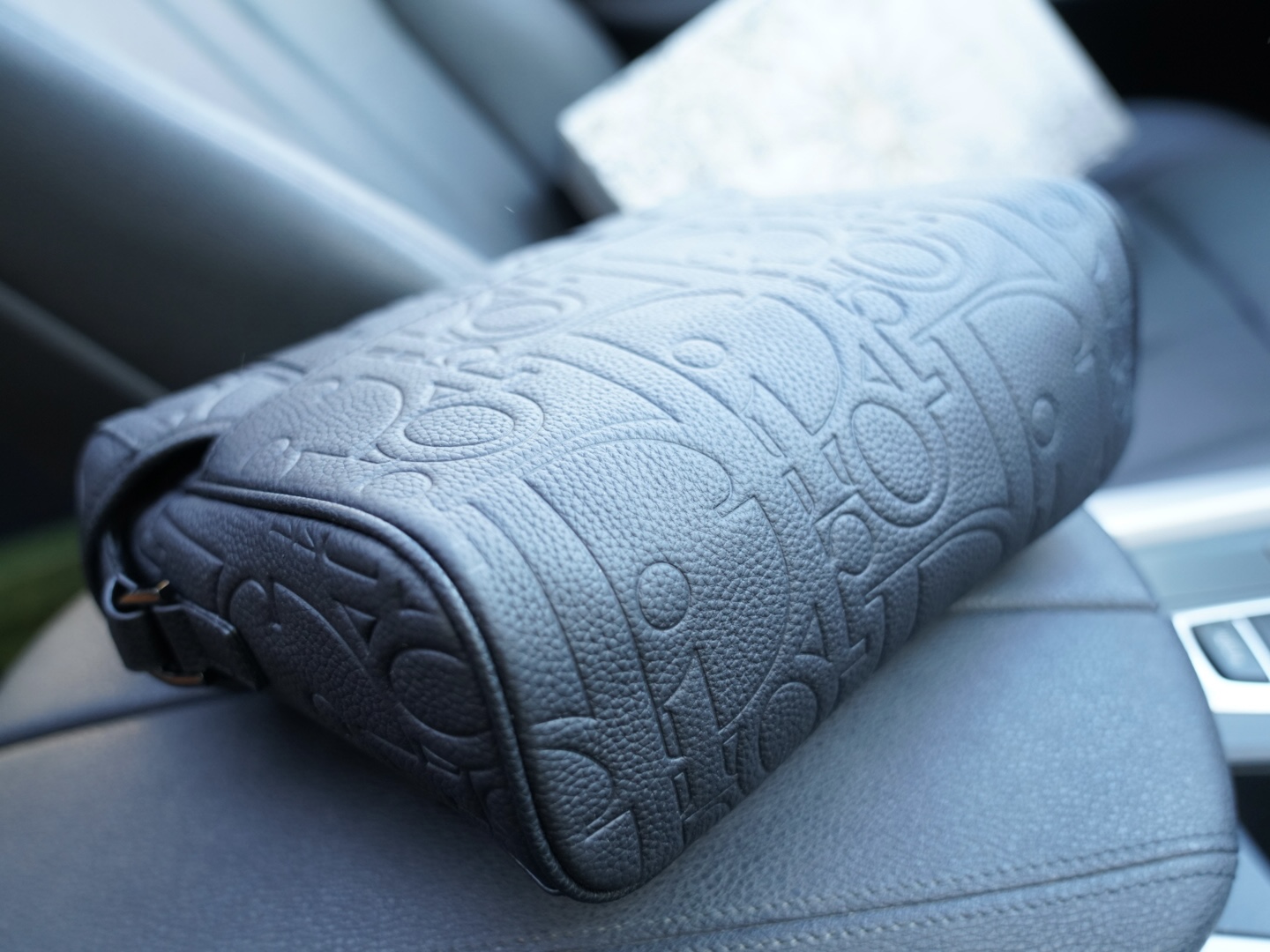 P160 🇫🇷 Dior 迪奥 官网同步 高版本 斜挎单肩背包 永恒不过时的标志性产品 纯原单牛皮 顶级五金制作 非市面普通版本 贸易公司订单货 全部实拍 实用性非常高 完全不用担心穿搭 配全套包装折叠盒【规格：25x19x8】