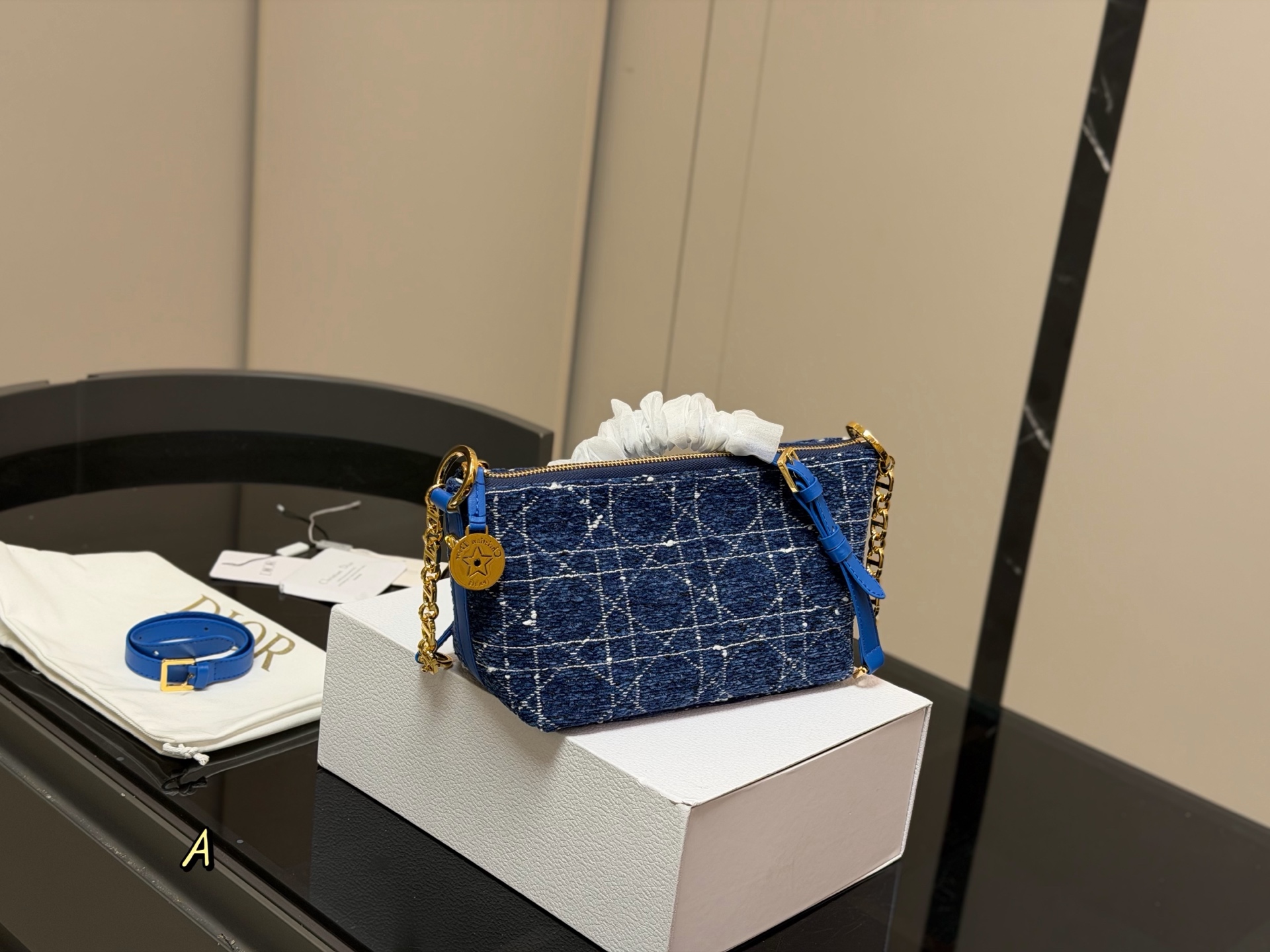 &yen;180 配折叠盒飞机盒 size：22底宽*15cm 迪奥Nomad新品饭盒包 背出去被夸爆的hobo饭盒包!! 可以实现一包多用啦! 赠送加长肩带！ 🉑腋下🉑斜挎