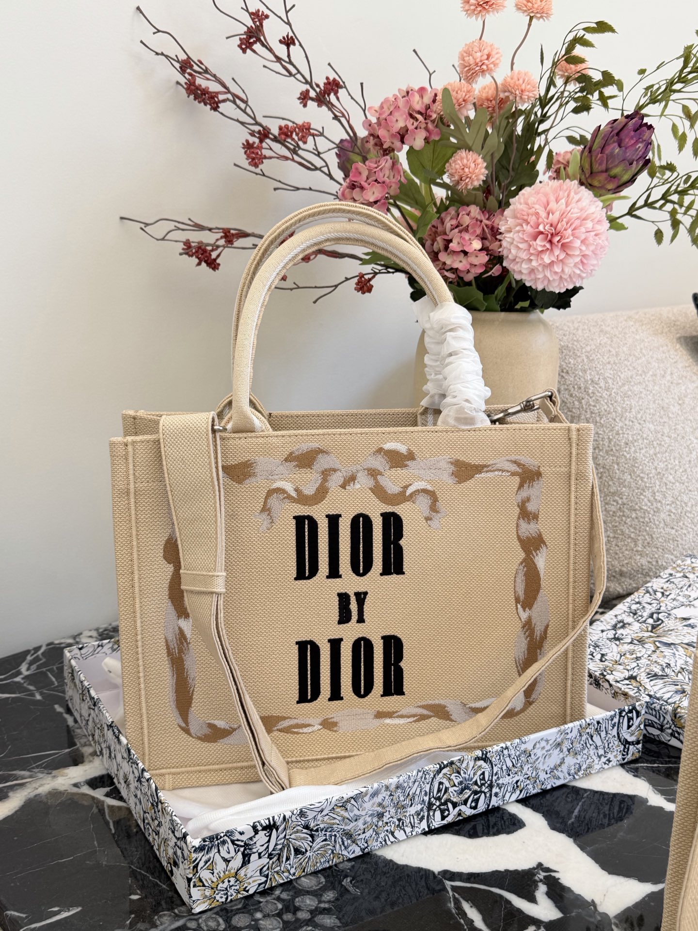 p200p235 顶级原单 从经典Book Tote的新面貌，到带有复古质感的斜挎包、手拿包，每一款都融合了迪奥的高雅基因与Jonathan Anderson独有的创意视角。 在保留品牌标志性廓形的基础上，注入更轻盈、更具功能性的细节设计。小型手袋则以层次感织物与全新迪奥LOGO提升辨识度，展现刚柔并济的现代风格。 25cm36cm配盒子