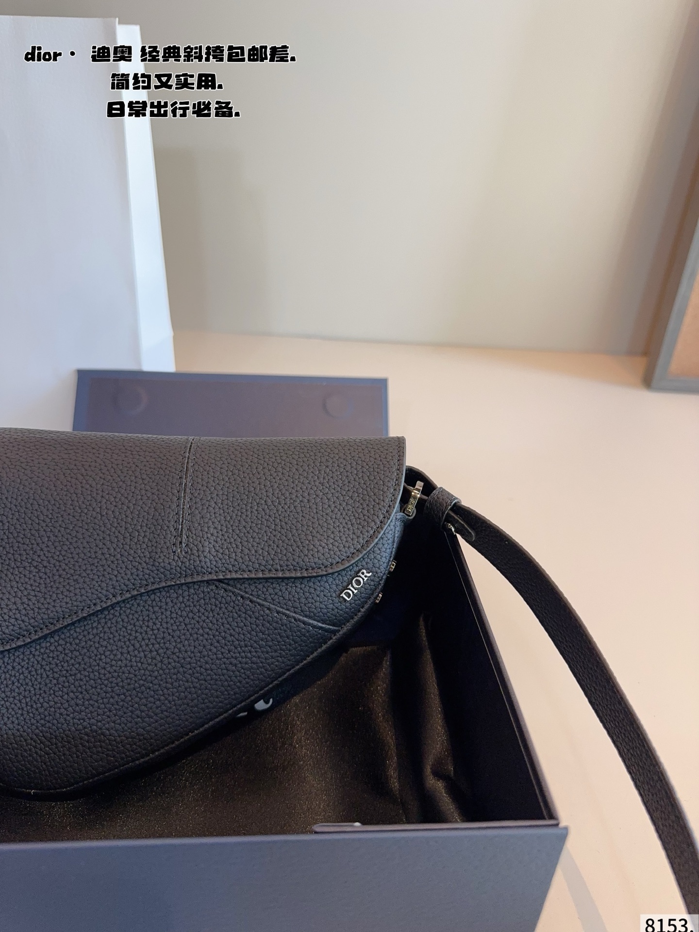 p180配礼盒🎁 Dior/迪奥 新款 男包系列的相机包实在帅la~ 简单有质感的设计对于日常即使不爱穿搭的男生都很友好 基础款搭配起来也能提升整体时髦度实用又很高级 尺寸 ：18*4*15cm