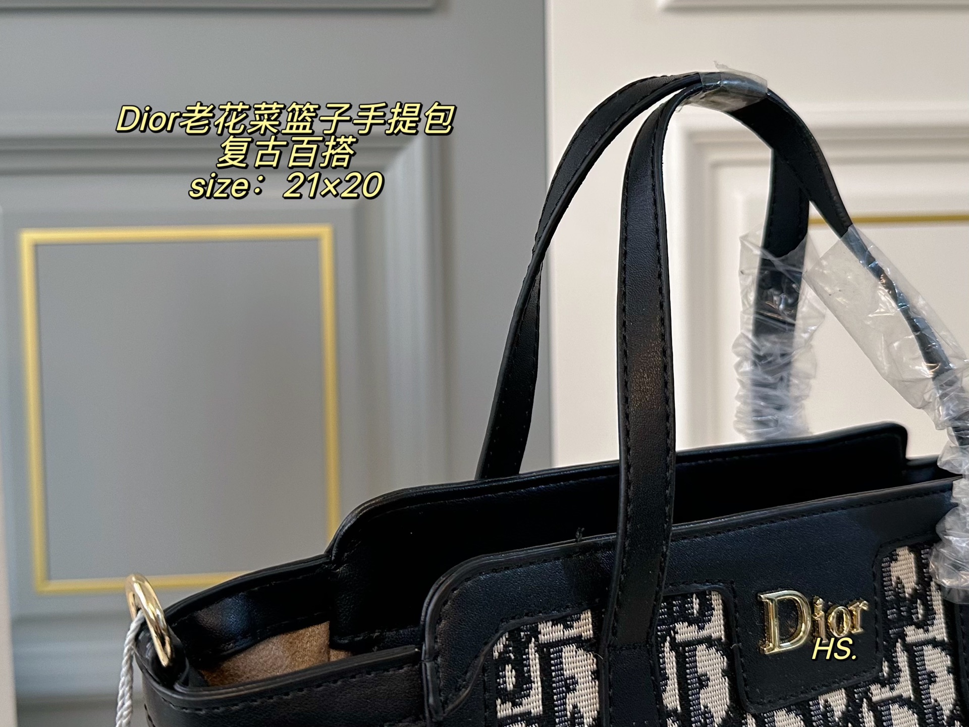 P115（无盒） size：21&times;20 DIOR迪奥新款老花菜篮子手提包❤️ 全面包身布满精致刺绣～ 立体的全刺绣具有纹理感～ 浮雕效果细腻美观，辨识度高！ 复古风满满，精致又耐看❗️