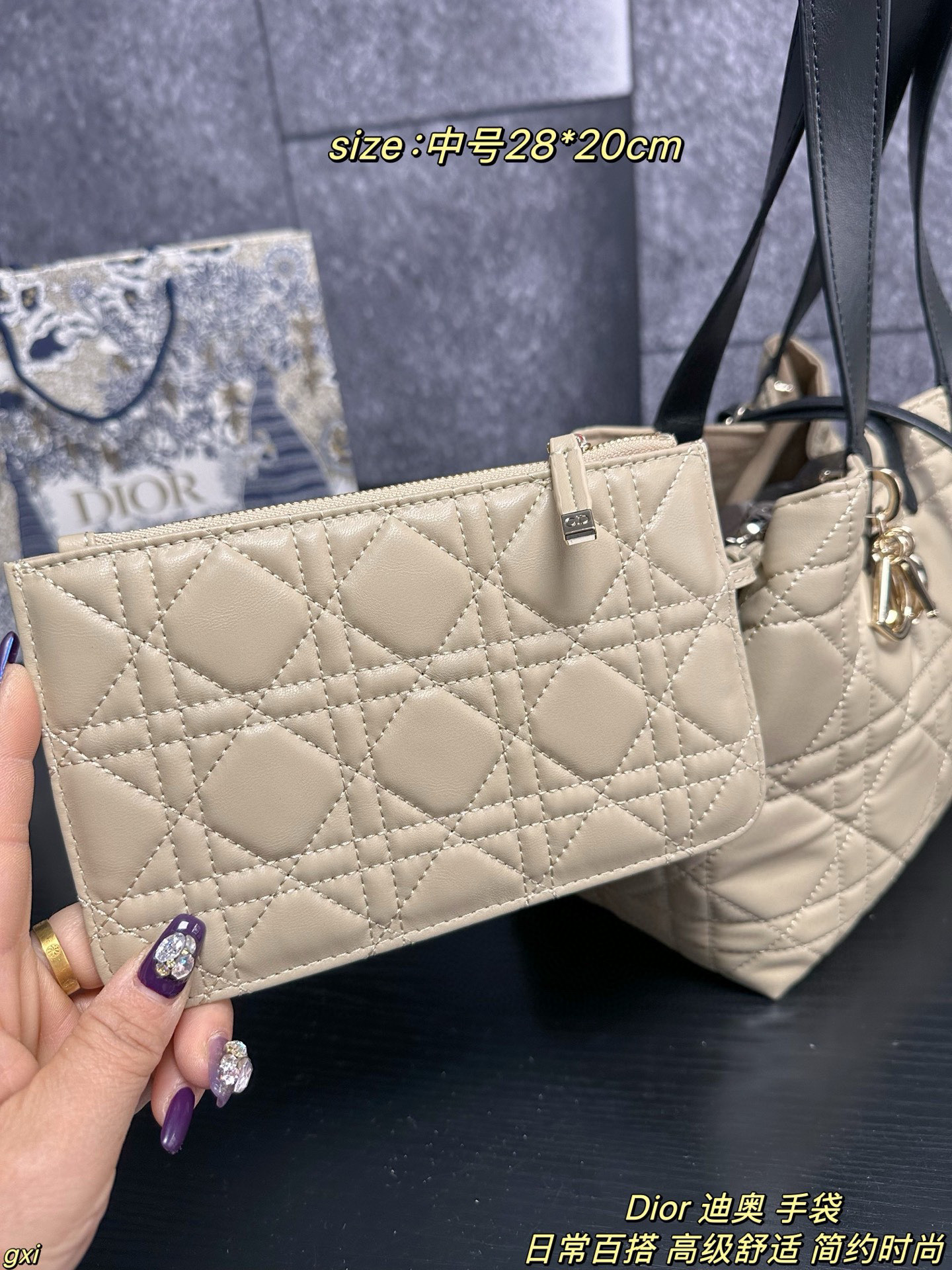 大号P170 中号P160 小号P150 Dior 迪奥 手袋 这款Dior Toujours 手袋发布秀精彩亮相,休闲实用的设计别具一格.采用白色牛皮革精心制作,饰以超大藤格纹缉面线,宽敞的内部隔层搭配小袋,可整齐收纳各种日常用品,另有CD Lock 字母D旋钮式开合,可调节两侧,提升格调.皮革手柄带有可调节细节细节,可轻松手提. CD Lock和系带开合 DIOR吊饰 可拆卸内部小袋 可调节皮革手柄 大号尺寸：37*27cm 中号尺寸：28*20cm 小号尺寸：23*15cm