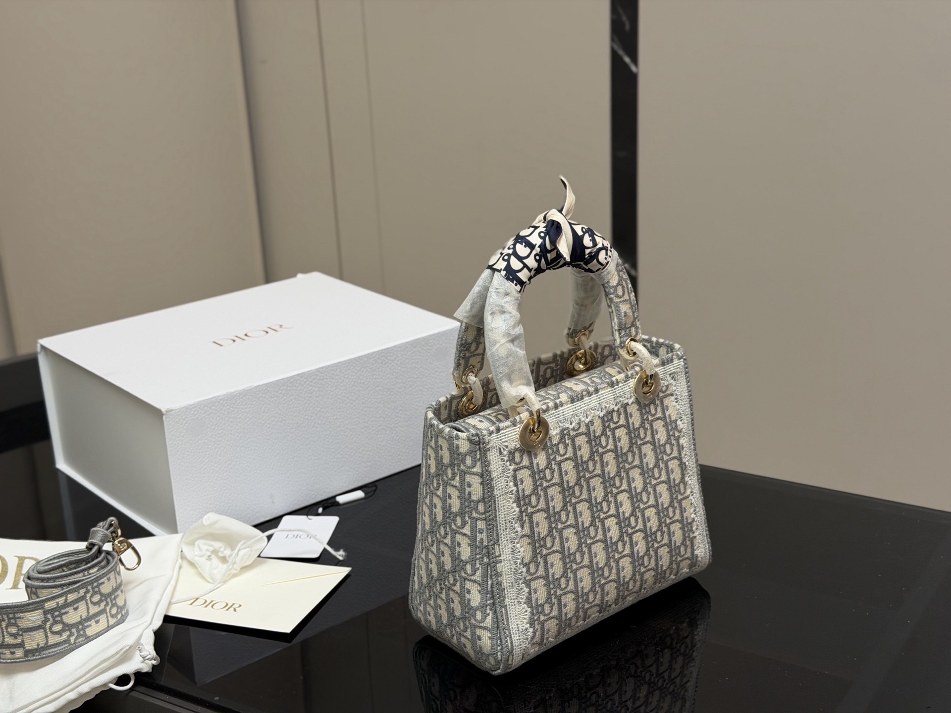 &yen;295 配折叠盒 size：24*20cm 迪奥 刺绣戴妃包 现代休闲且优雅 刺绣宽肩带 特别！特别！！！