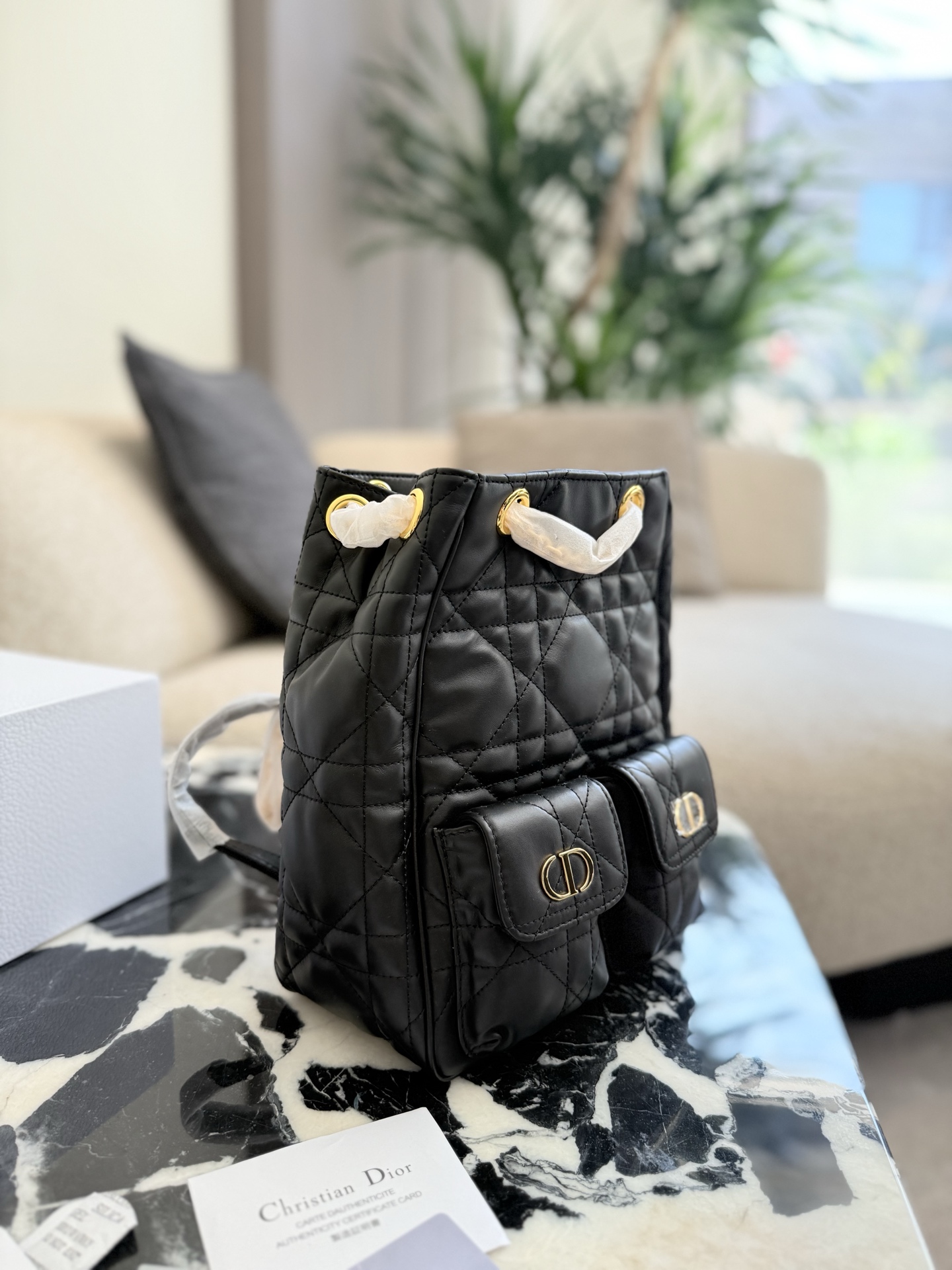 p305 原版牛皮 Dior 这两季的全新包型，从单肩包到双肩包 分别来自 25秋冬、26早春系列 的四款手袋，单肩包、双肩包都挺百搭实用。 只是 Voyage 有点幻视 Givenchy，D-Dream 有点形似香的 25。