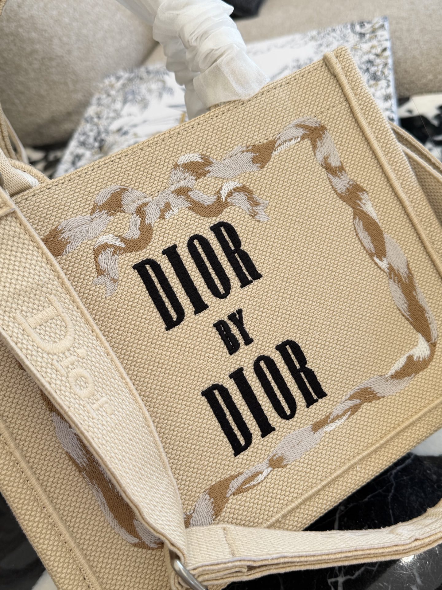 p200p235 顶级原单 从经典Book Tote的新面貌，到带有复古质感的斜挎包、手拿包，每一款都融合了迪奥的高雅基因与Jonathan Anderson独有的创意视角。 在保留品牌标志性廓形的基础上，注入更轻盈、更具功能性的细节设计。小型手袋则以层次感织物与全新迪奥LOGO提升辨识度，展现刚柔并济的现代风格。 25cm36cm配盒子