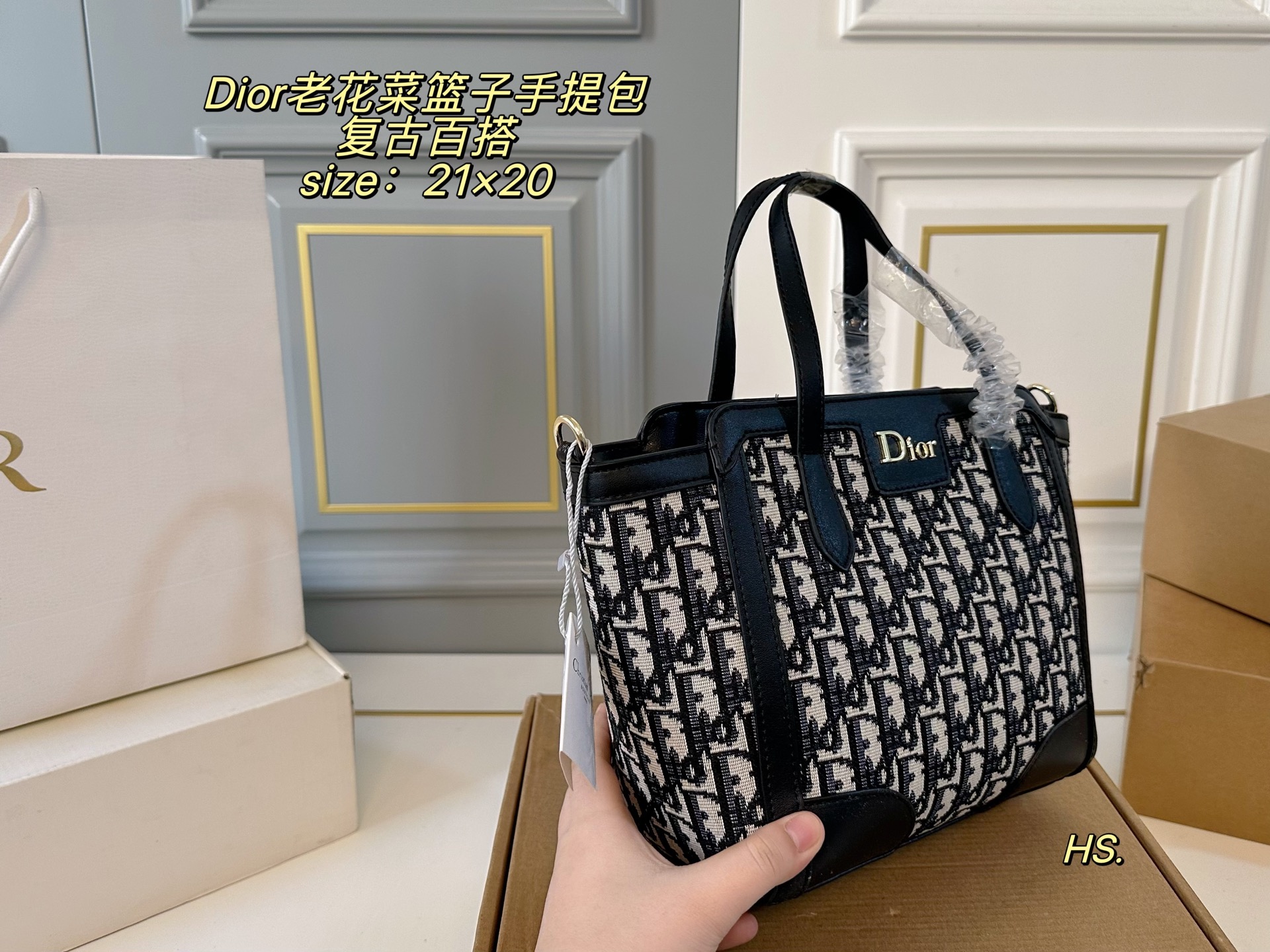 P115（无盒） size：21&times;20 DIOR迪奥新款老花菜篮子手提包❤️ 全面包身布满精致刺绣～ 立体的全刺绣具有纹理感～ 浮雕效果细腻美观，辨识度高！ 复古风满满，精致又耐看❗️