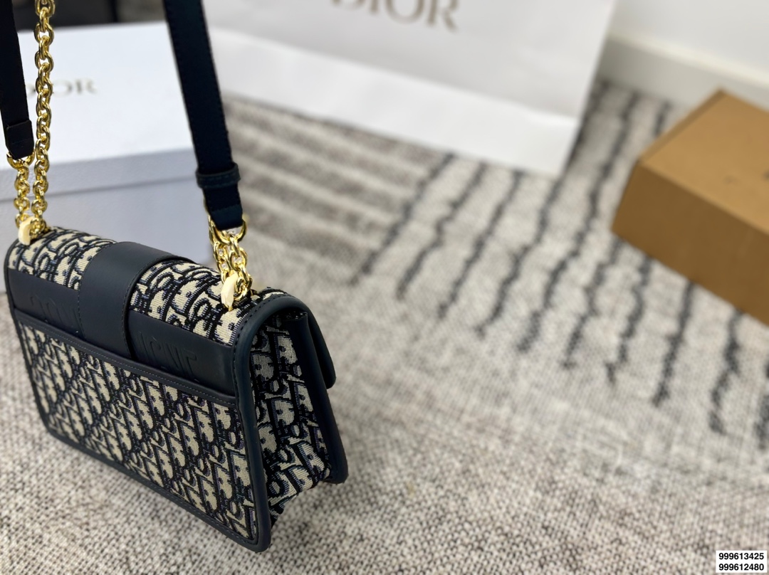 p165 p160 配礼盒 size：25.16/22.14 迪奥 蒙田30 刚刚出的现货！ 老花也太好看啦！ 温柔很适合🈴️四季！