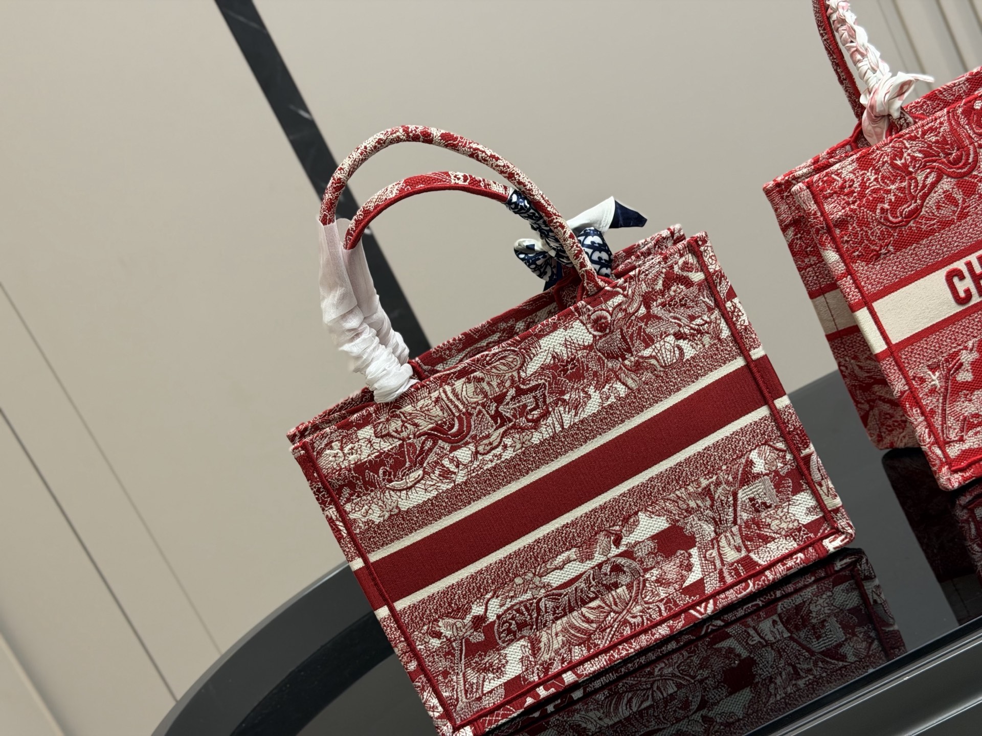 &yen;180 配盒丝巾 Dior 原版布提花 Dior book tote今年最喜欢的一款购物袋 tote我用的次数最多的包 迪奥因为容量超级大 不管什么东西都向里面放 当然凹造型也是必须有 尺寸:中号36cm