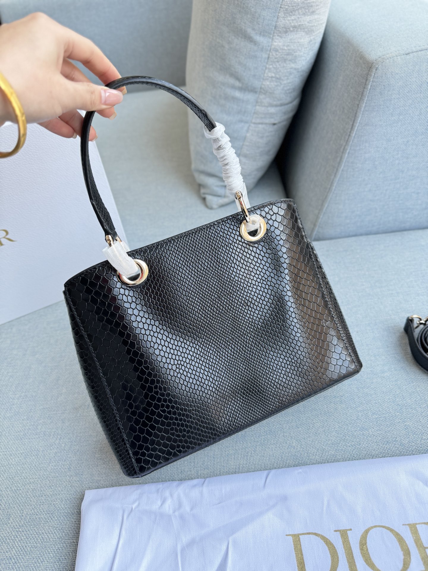 💰300 全套礼盒 size：28&times;22 DIOR迪奥 蛇纹 蝴蝶结手提包 单肩包 JWA设计焕然一新！ 设计感满满的手提包 好喜欢这季的&ldquo;克拉巴特&rdquo;领结 采用皮,纹理清晰,质感满分+。 手提或斜挎都很OK，兼具实用与时尚感。