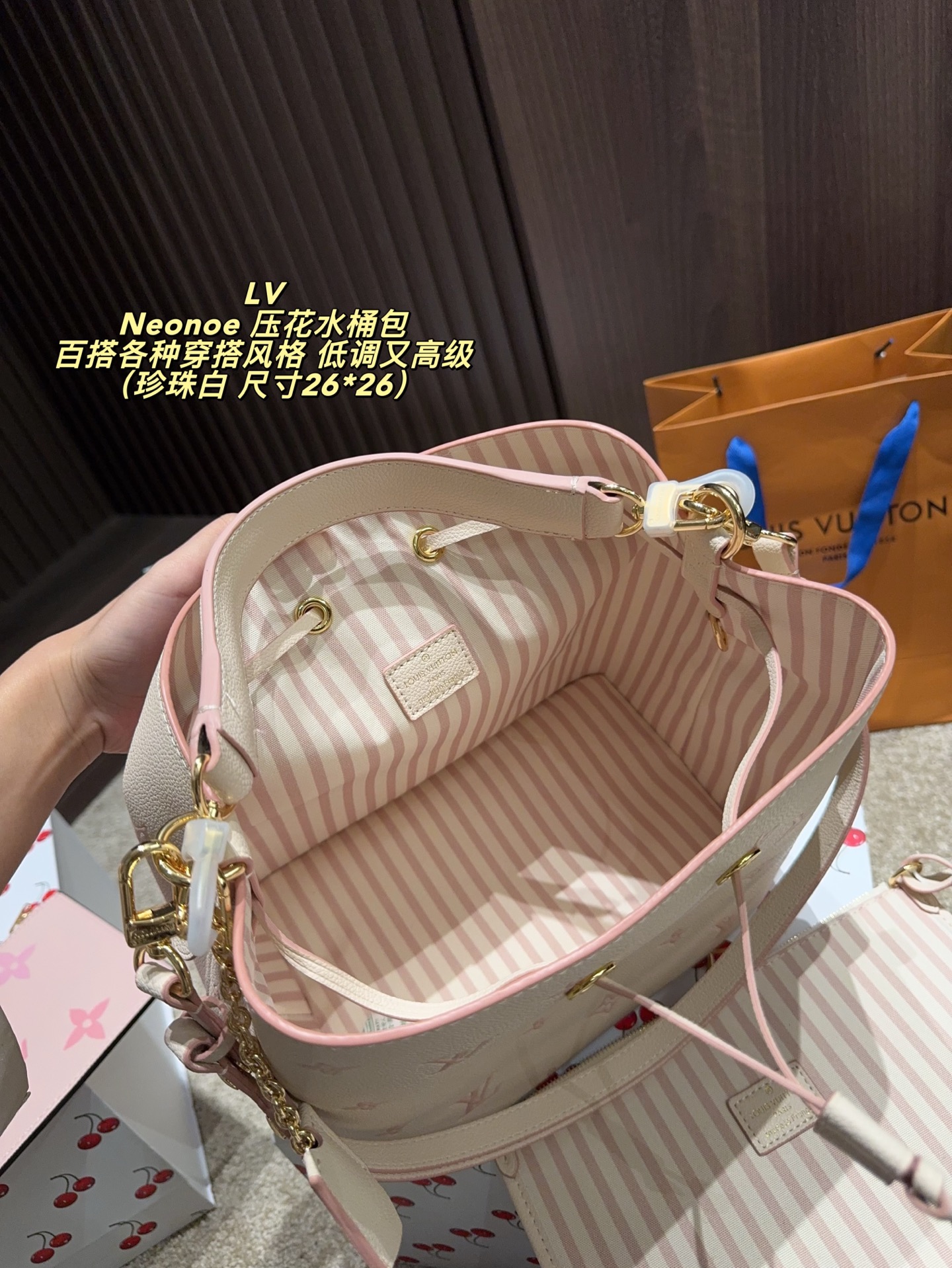P210配折叠盒⚠️尺寸26*26 LV Neonoe 压花水桶包 采用Monogram Empreinte牛皮，柔软耐磨，经典老花图案＋黑色配色，低调又高级。容量适中，通勤休闲都OK。可拆卸子母包设计，灵活收纳，肩带可调节，支持手提、肩背、斜挎多种背法，实用又时髦！黑色越看越耐看，百搭各种穿搭风格