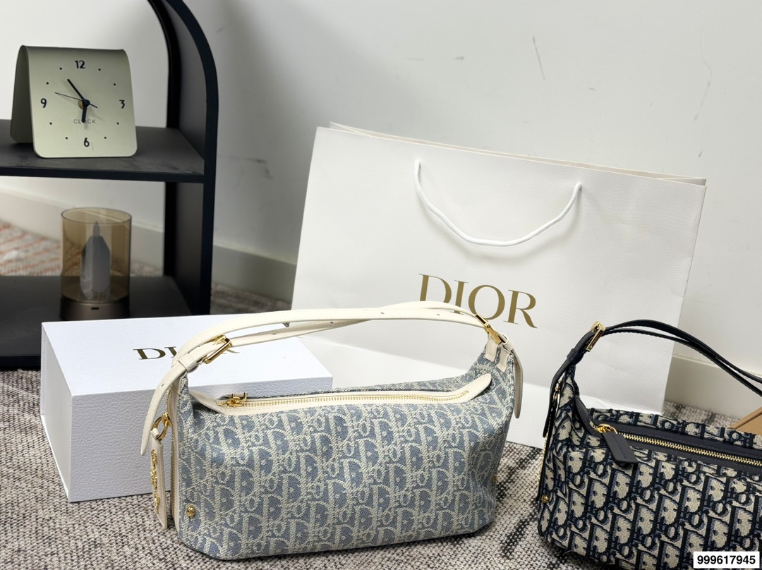P215 配礼盒。 迪奥旅行包 被 Dior新款流浪包美到失语!背出去，谁还看路啊!时尚圈顶流Dior新款流浪包，把高级感狠狠拿捏住了，背上秒变街拍女王。 富家千金同款Dior新款流浪包，一眼万年，背着它，你就是人群焦点尺寸：25 13