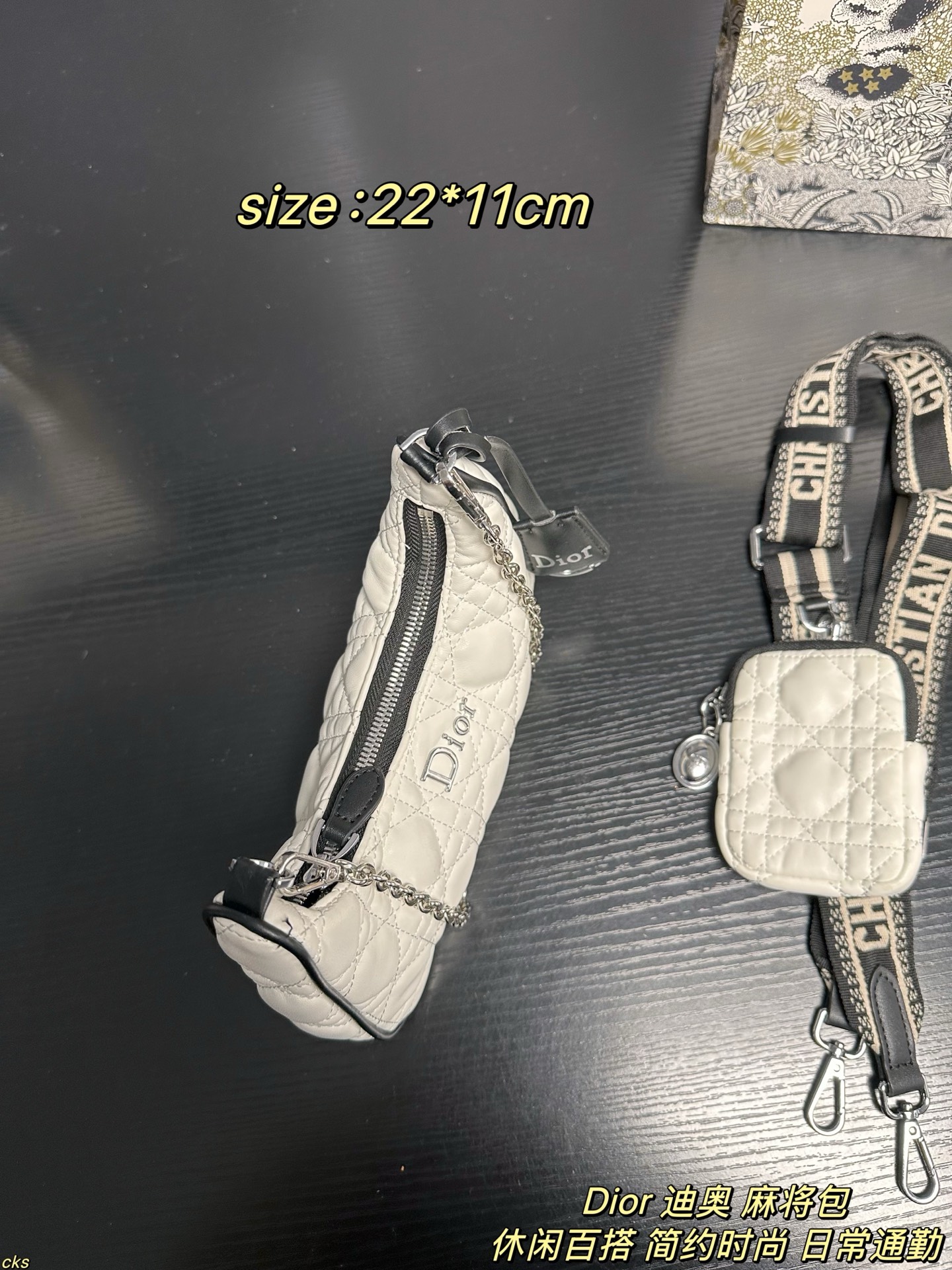 P135配盒 Dior 迪奥 麻将包 迪奥三合一 最近设计，真的都太火了！独特一款面料，可以说是非常实用了：防水、耐磨、轻便，而且四季都可以背，冬天的厚重感或夏天的运动感都可以轻松驾驭。尼龙包整的这么精致太喜欢了 尺寸：22*11cm