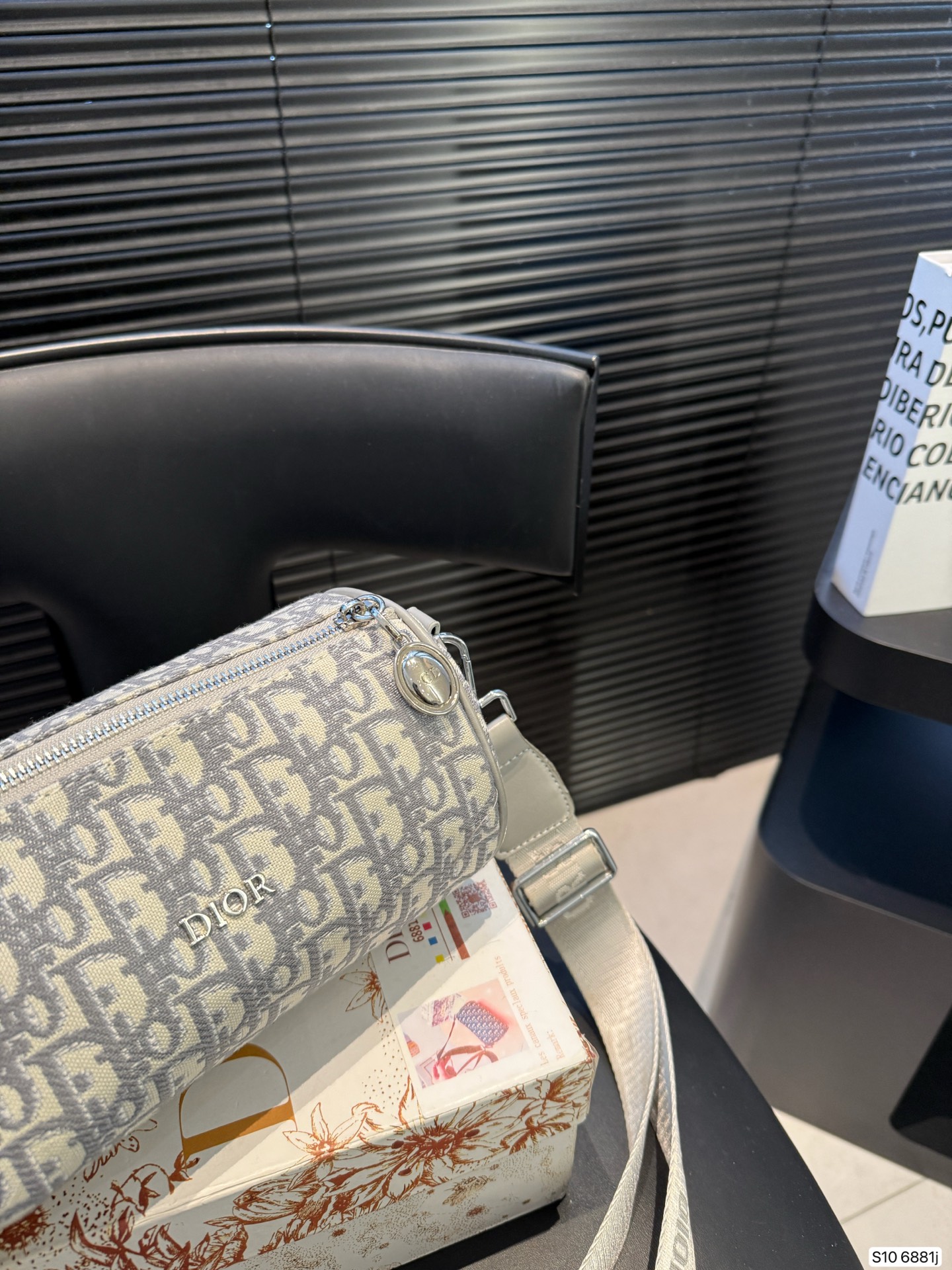 P100 配盒子 迪奥枕头包出货了💓超级百搭的胸包,肩背斜挎超级实用,系运动与时装皆可 超大容量 尺寸 :20 12 货号6881