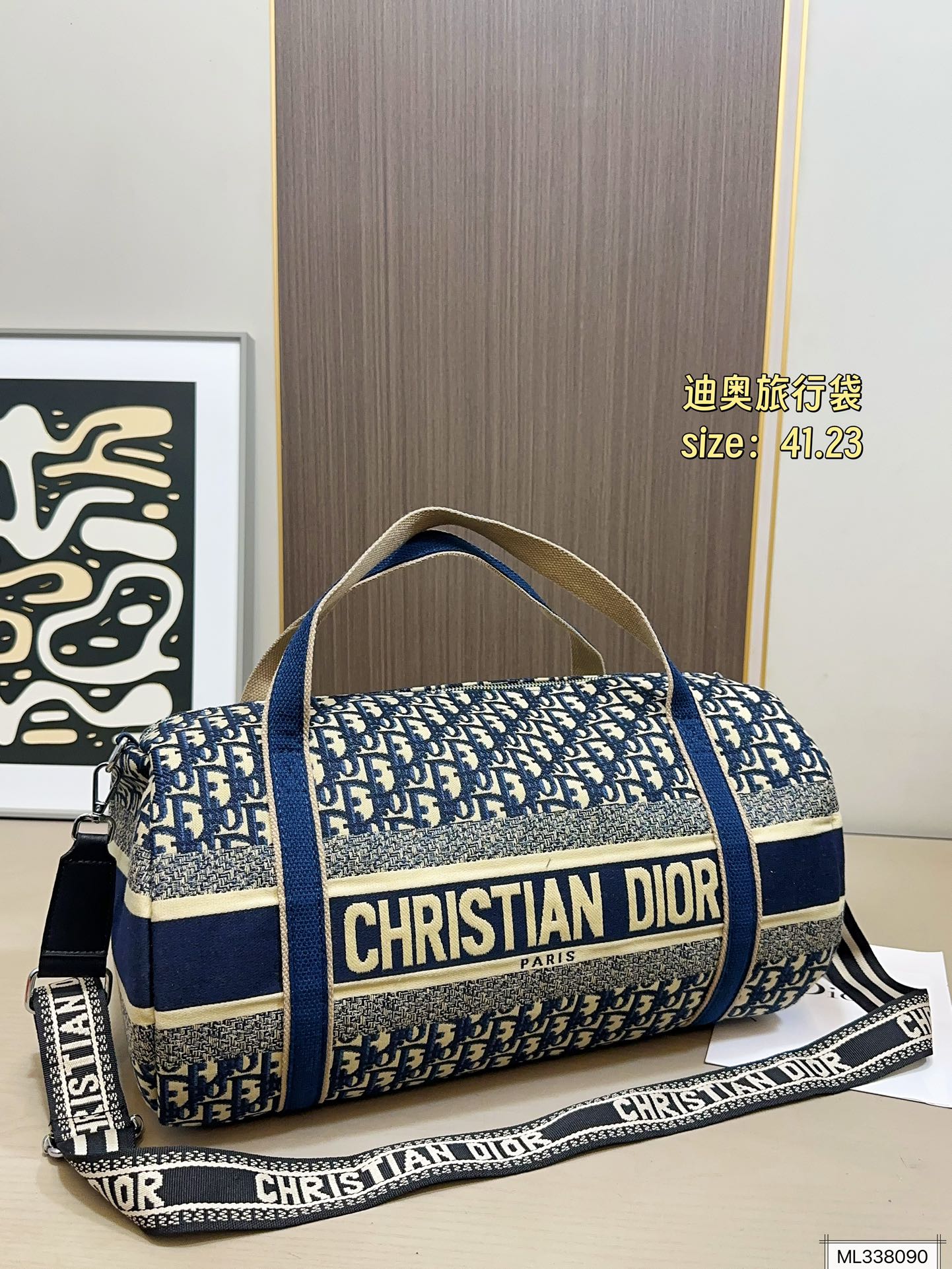 💰105 尺寸41.23 Dior迪奥oblique老花旅行袋这谁看不迷糊啊 容量巨无霸了 超级能装 可做健身包 露营包 如果遇到小长假 简直就是刚需 包本身自重轻 男女生都可以提的款 帅气好搭配 耐用又耐看还经典